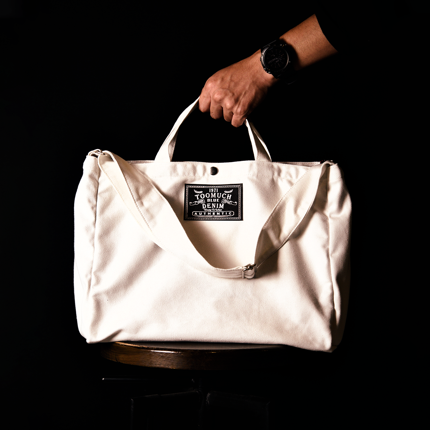 TOO MUCH BLUE DENIM 1971 - WHITE DEMI BAG กระเป๋าหูหิ้ว สะพายข้าง สีขาว บุผ้าเพสลีย์ (Paisley)