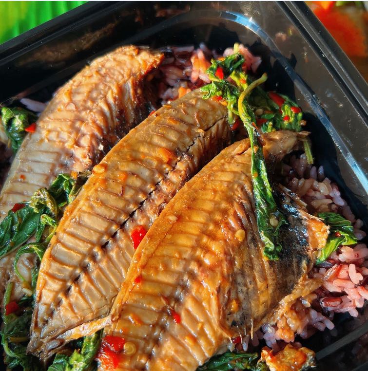ข้าวราดกะเพราปลาทูคลีน - Stir fry spicy basil mackerel with rice