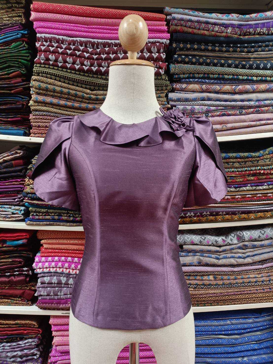 เสื้อผ้าไหมสี่เส้น แขนกลีบบัว คอระบาย ทรงสวยใส่แมชกับผ้าถุง ออกอีเว้นท์ งานบุญ เป๊ะเว่อร์