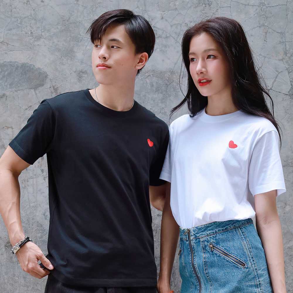 ห่านคู่ เสื้อยืดวาเลนไทน์ ทรง Regular สีขาว/สีดำ ปักลายหัวใจ