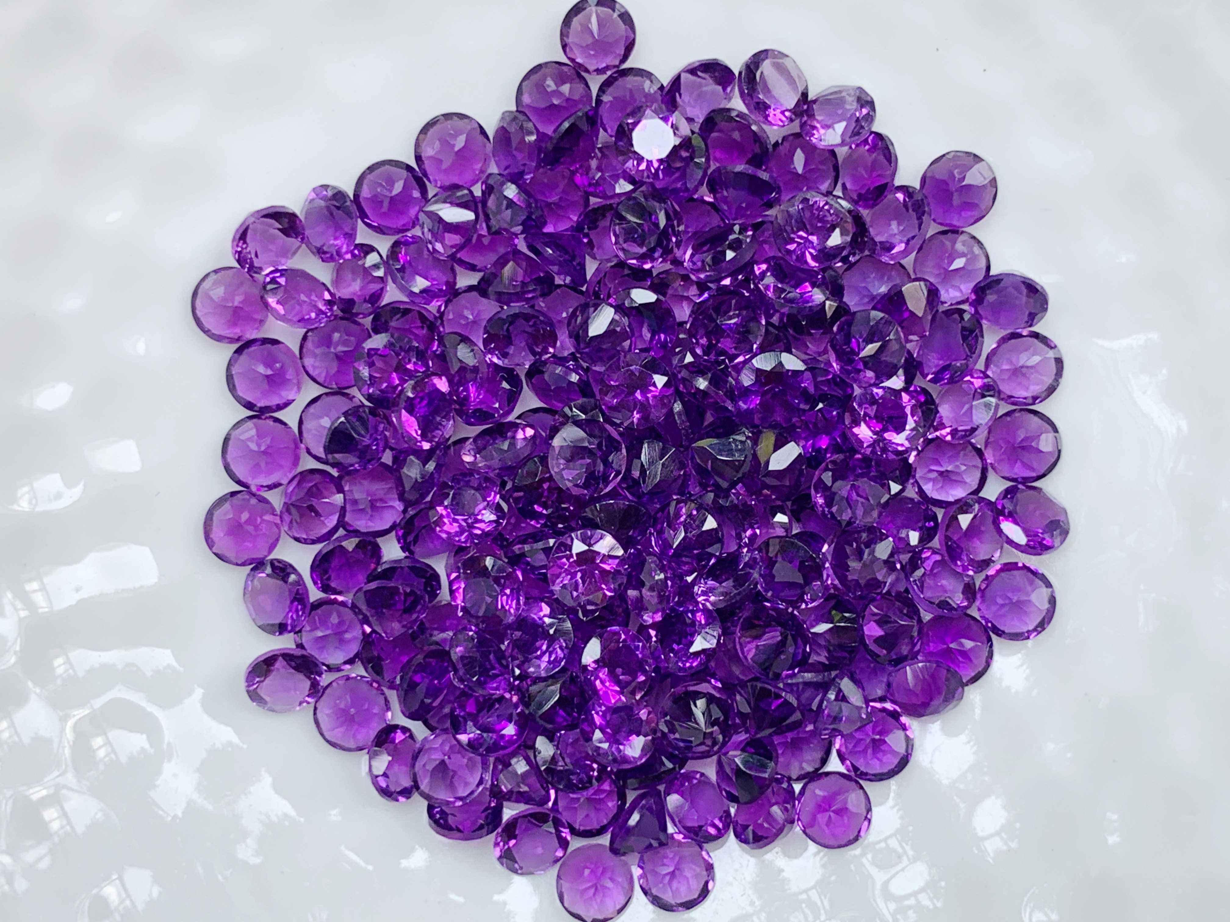 3.5mm. พลอยอเมทิสกลมเจียรเหลี่ยม ราคากะรัตละ 80฿
