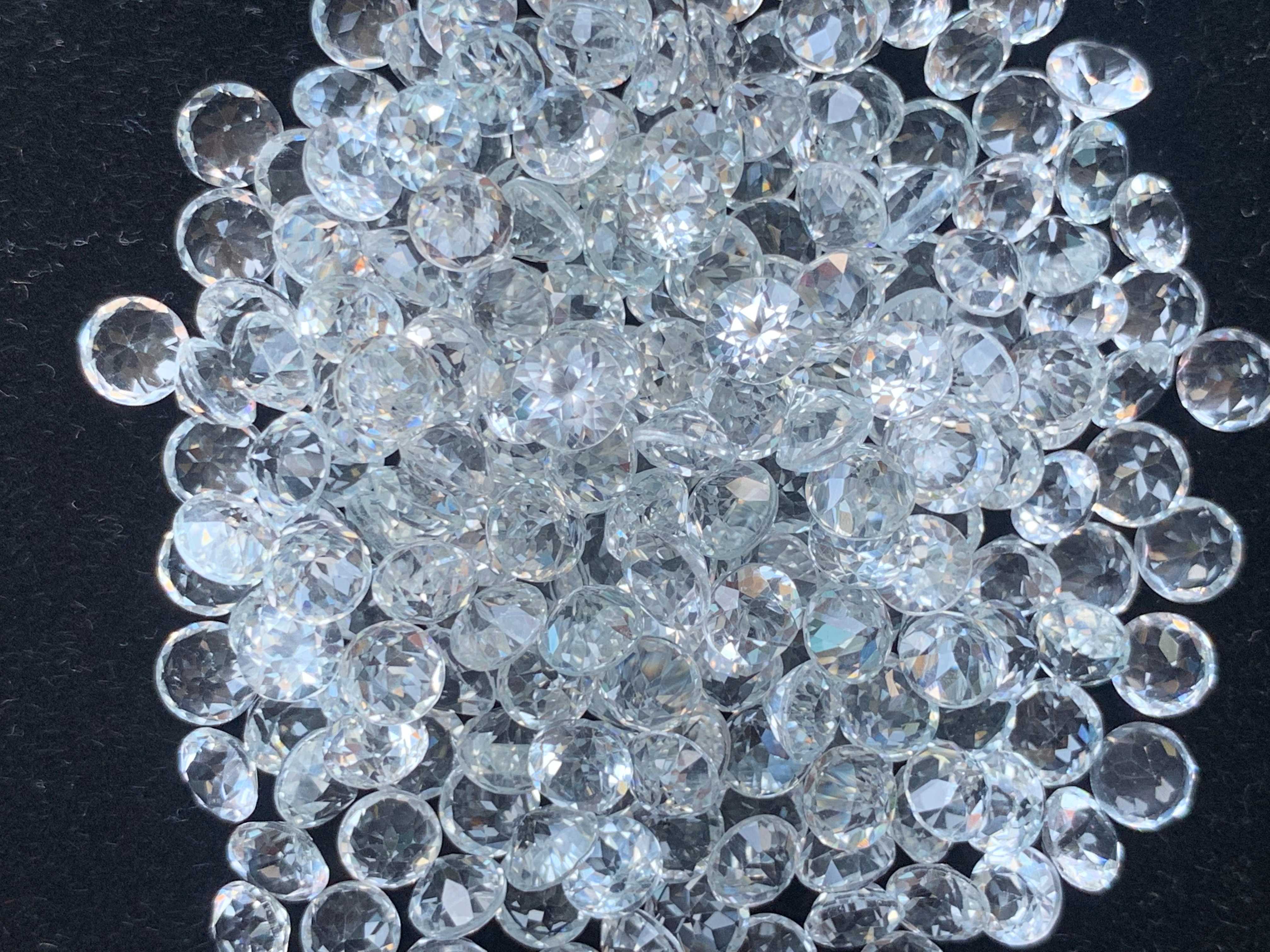 4.0mm. พลอยไวท์โทปาสกลมเจียรเหลี่ยม ราคากะรัตละ 70 บาท