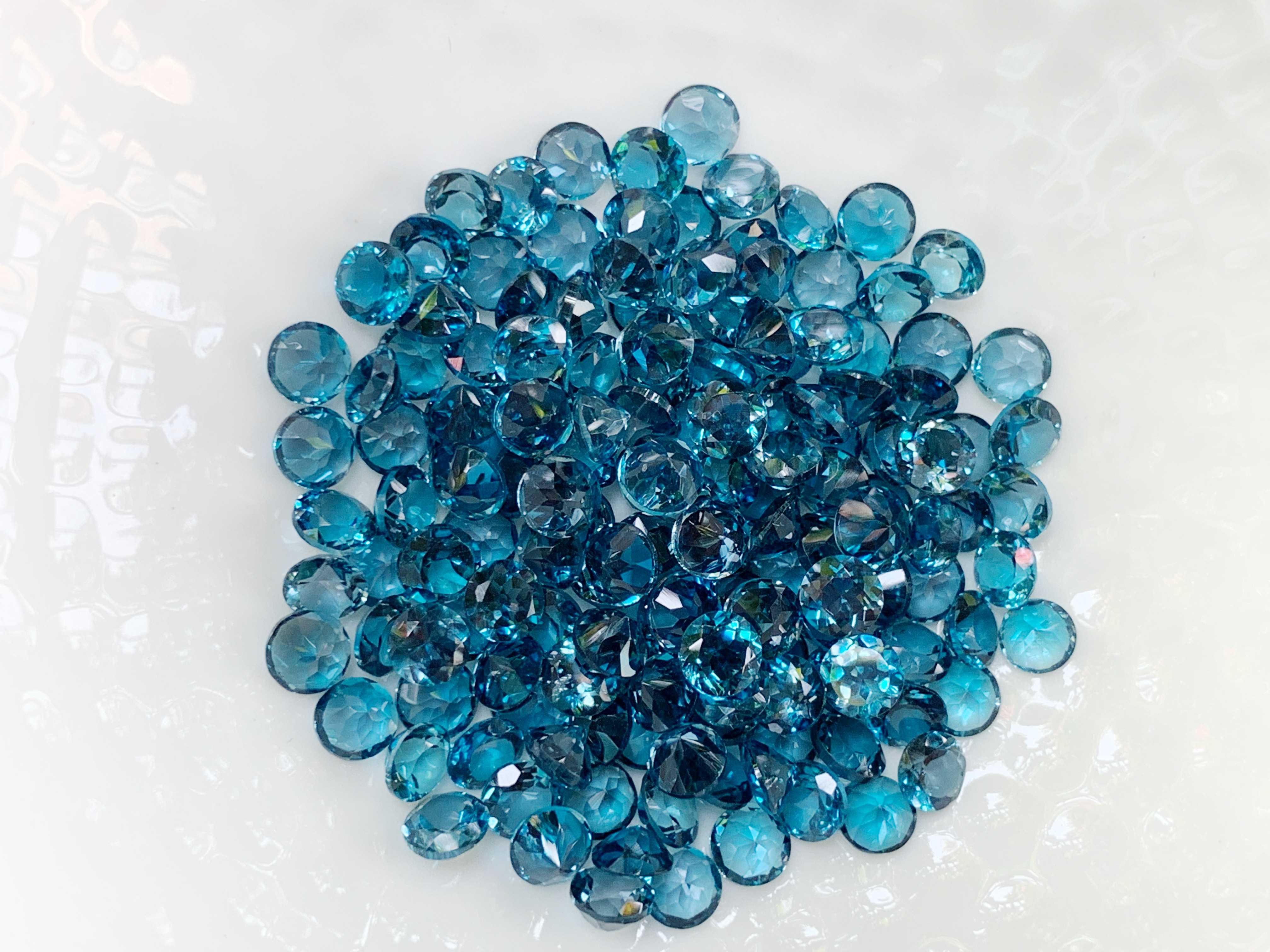 4.0mm. พลอยลอนดอนบลูโทปาสกลมเจียรเหลี่ยม ราคากะรัตละ 150 บาท