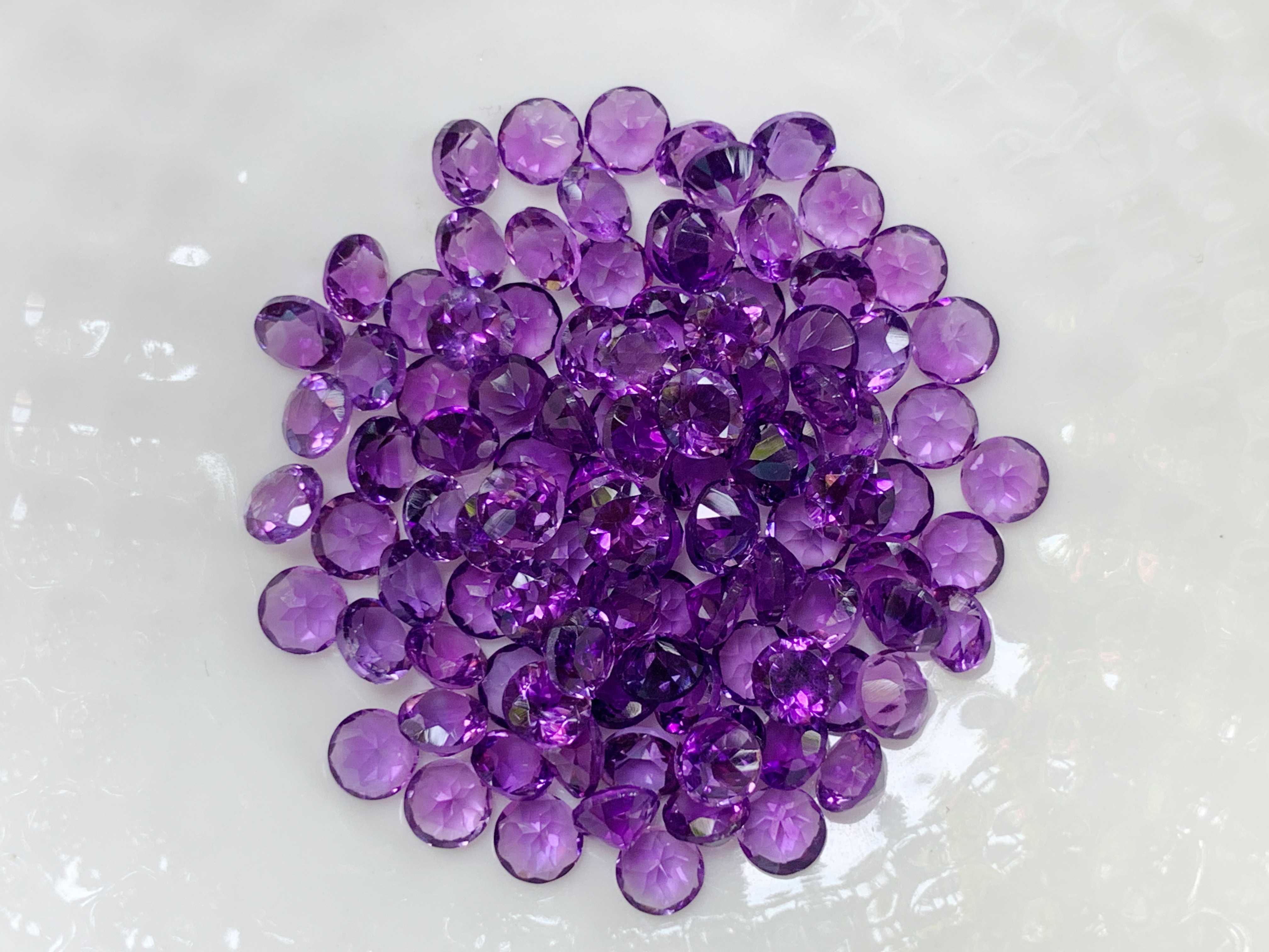 4.0mm. พลอยอเมทิสกลมเจียรเหลี่ยม ราคากะรัตละ 70 บาท