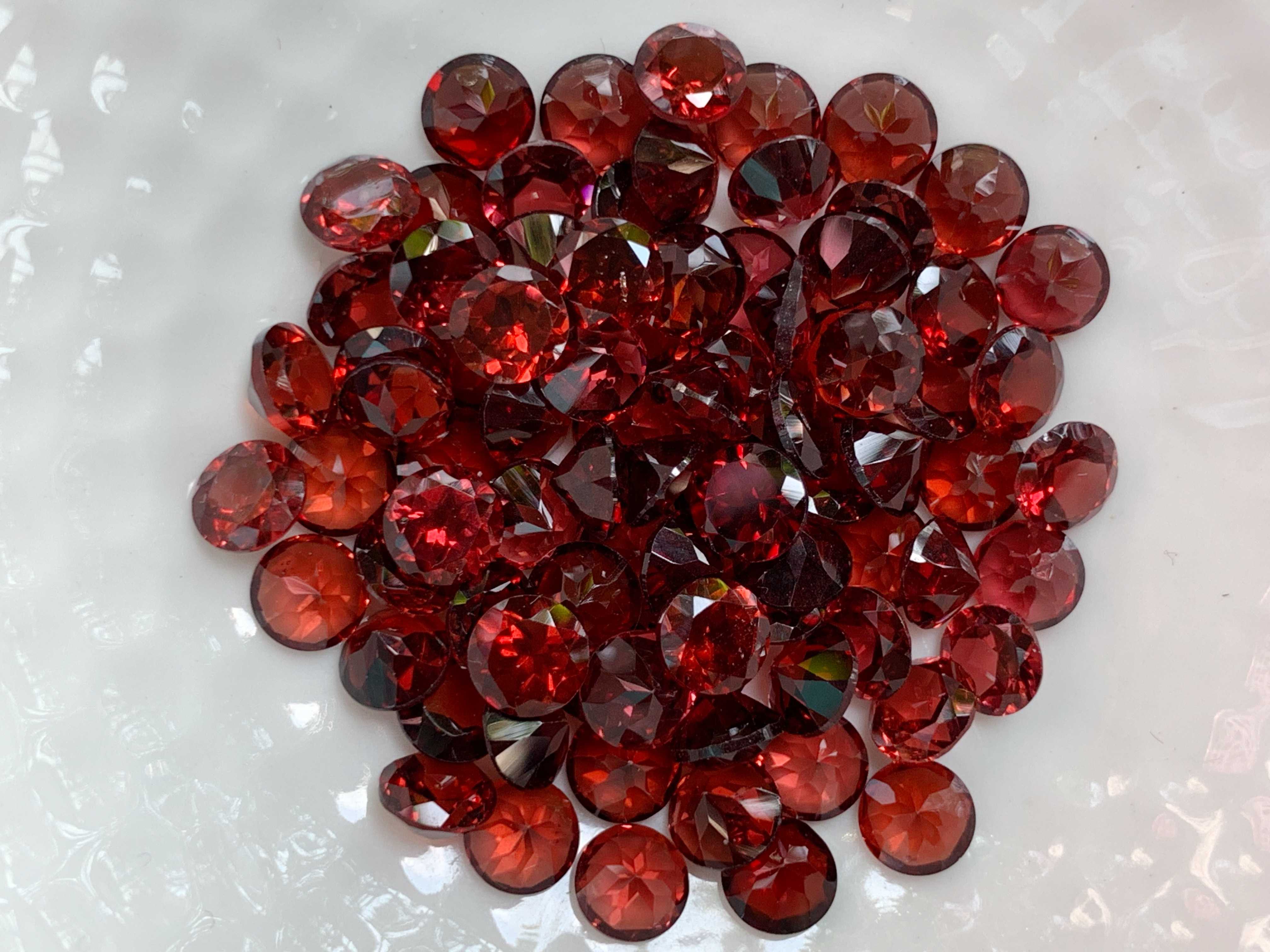 5.0mm. พลอยโกเมนกลมเจียรเหลี่ยม ราคากะรัตละ 70฿