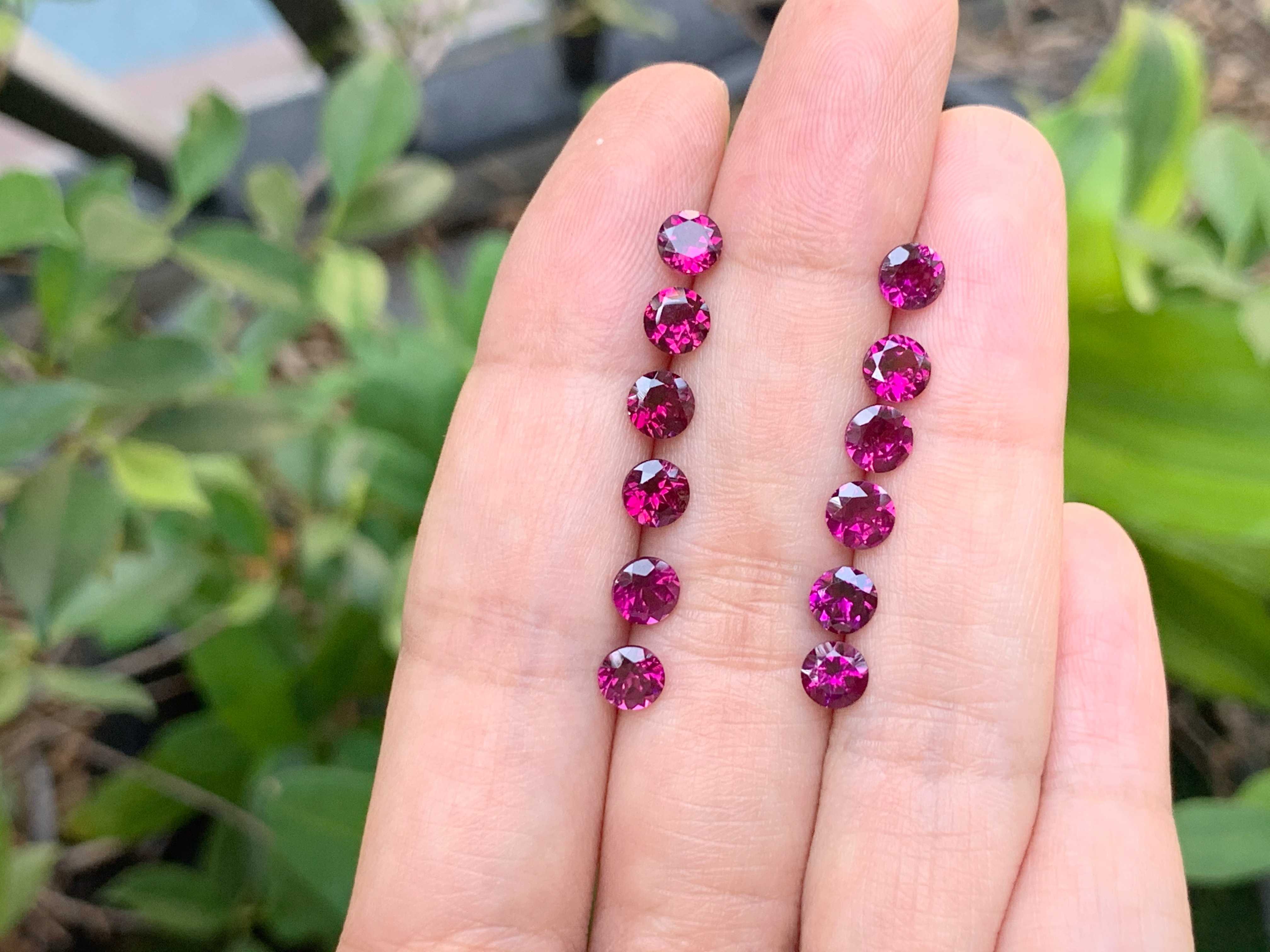 5.0mm. พลอยโรโดไลท์กลมเจียรเหลี่ยม เม็ดละ 80 บาท