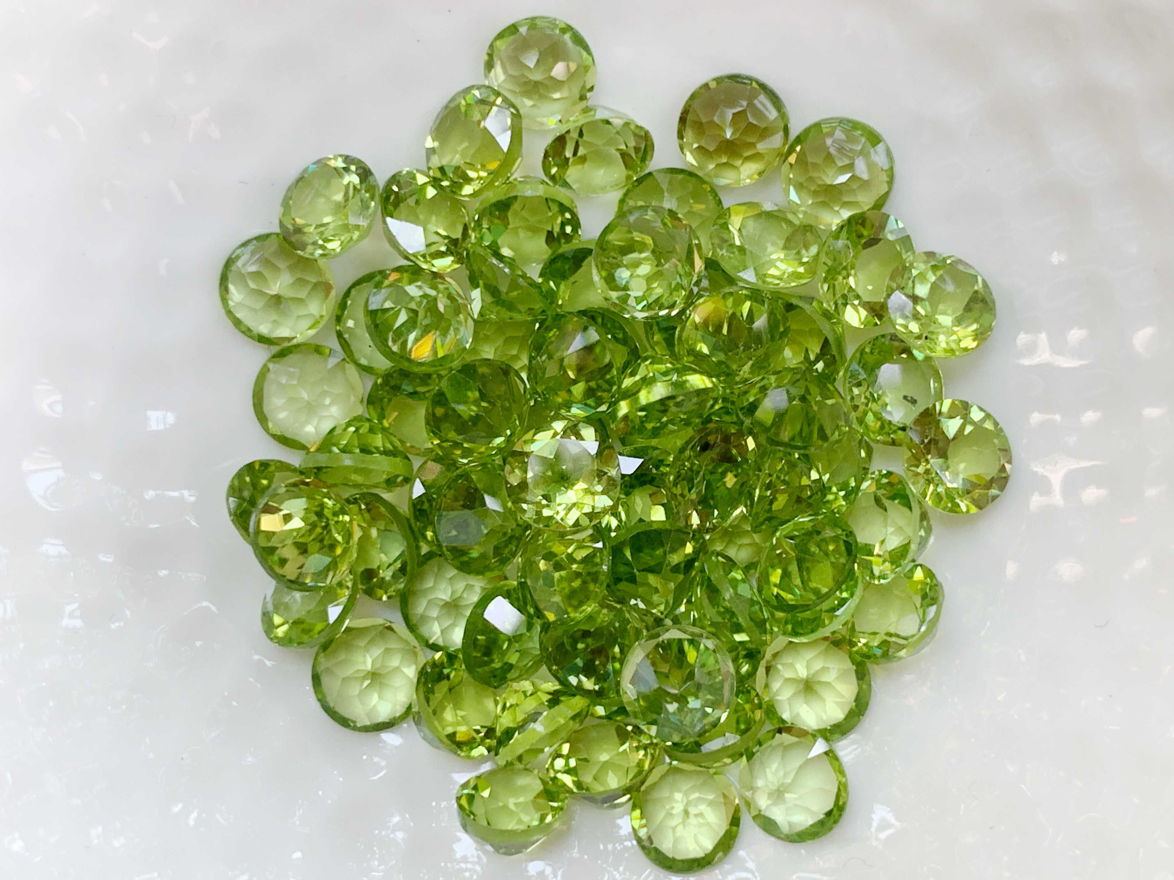 6.0mm. พลอยเพอริดอทกลมเจียรเหลี่ยม ราคาเม็ดละ 100฿