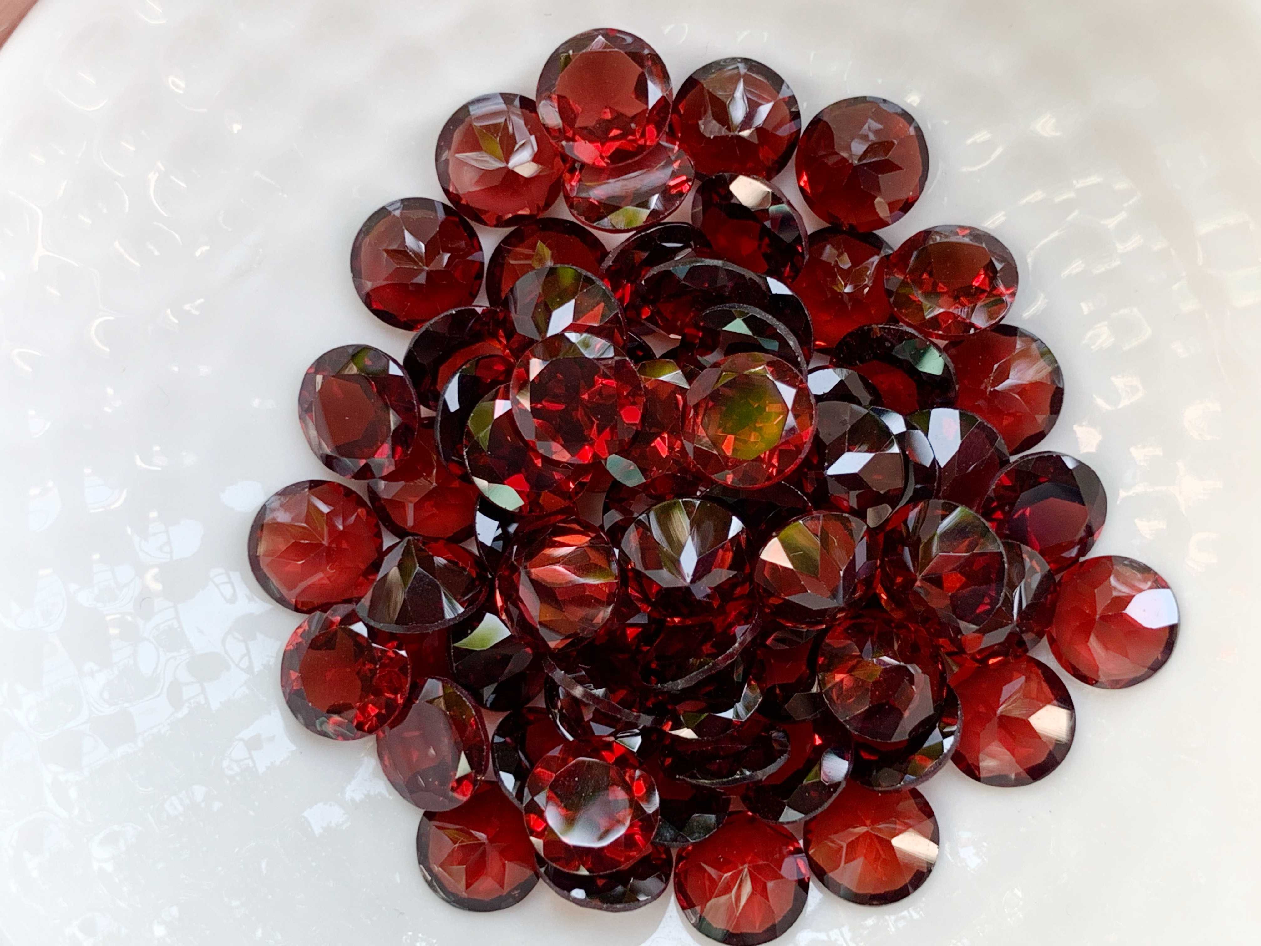 7.0mm. พลอยโกเมนกลมเจียรเหลี่ยม ราคาเม็ดละ 200฿