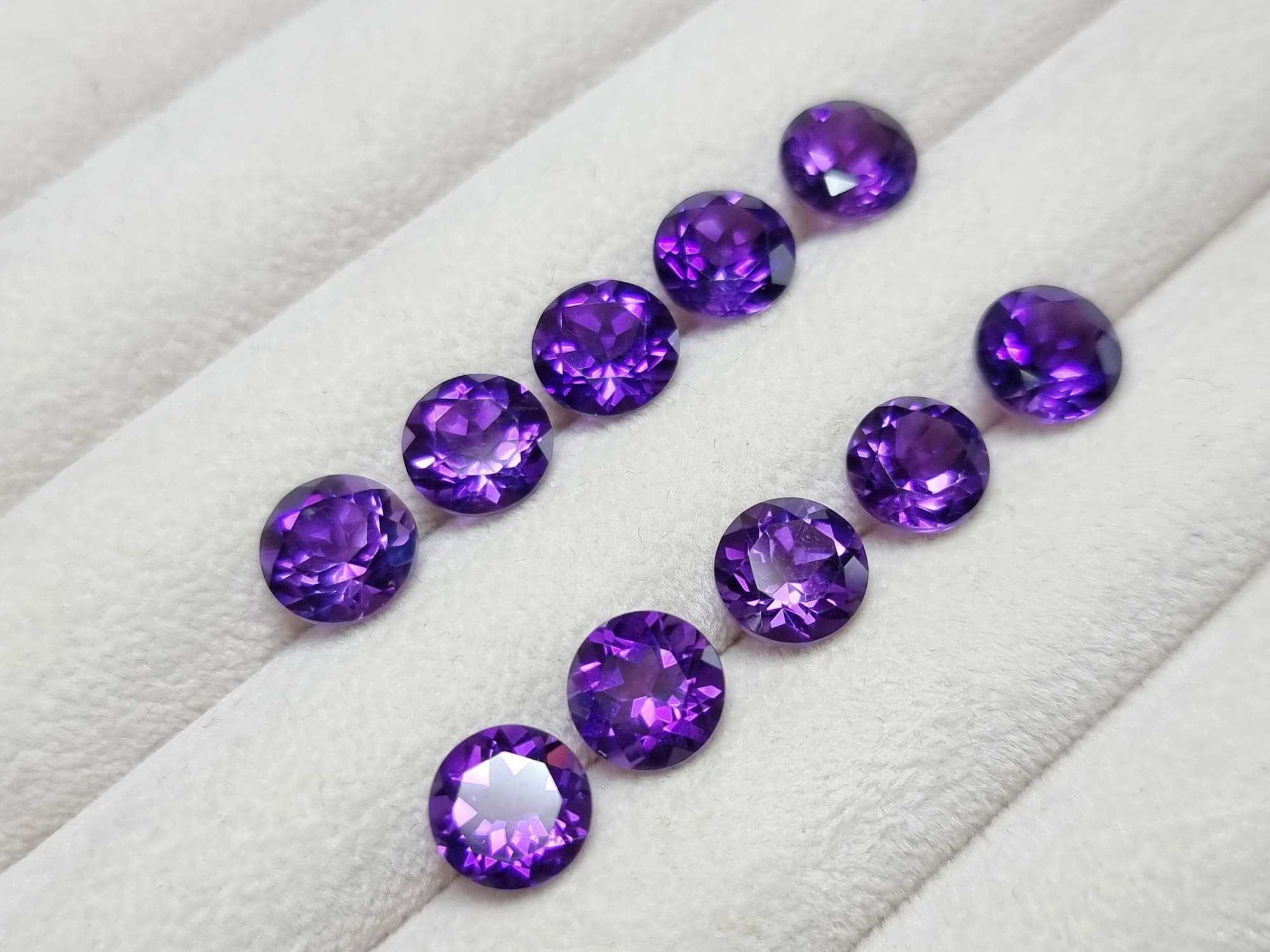 8.0mm. พลอยอเมทิสกลมเจียรเหลี่ยม เม็ดละ 250฿