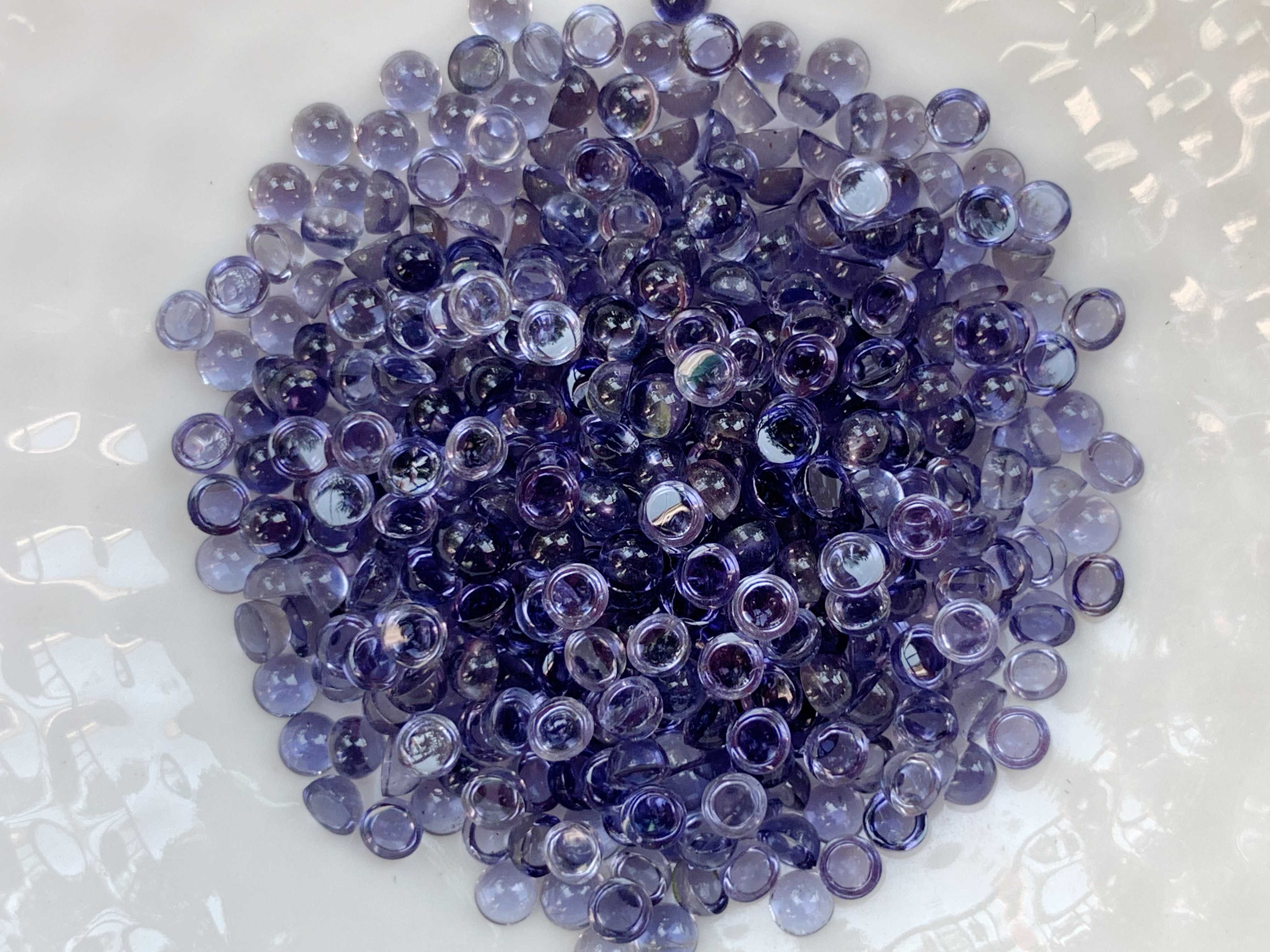 2.5mm. ไอโอไลท์ทรงกลมหลังเบี้ย ราคากะรัตละ 70 บาท