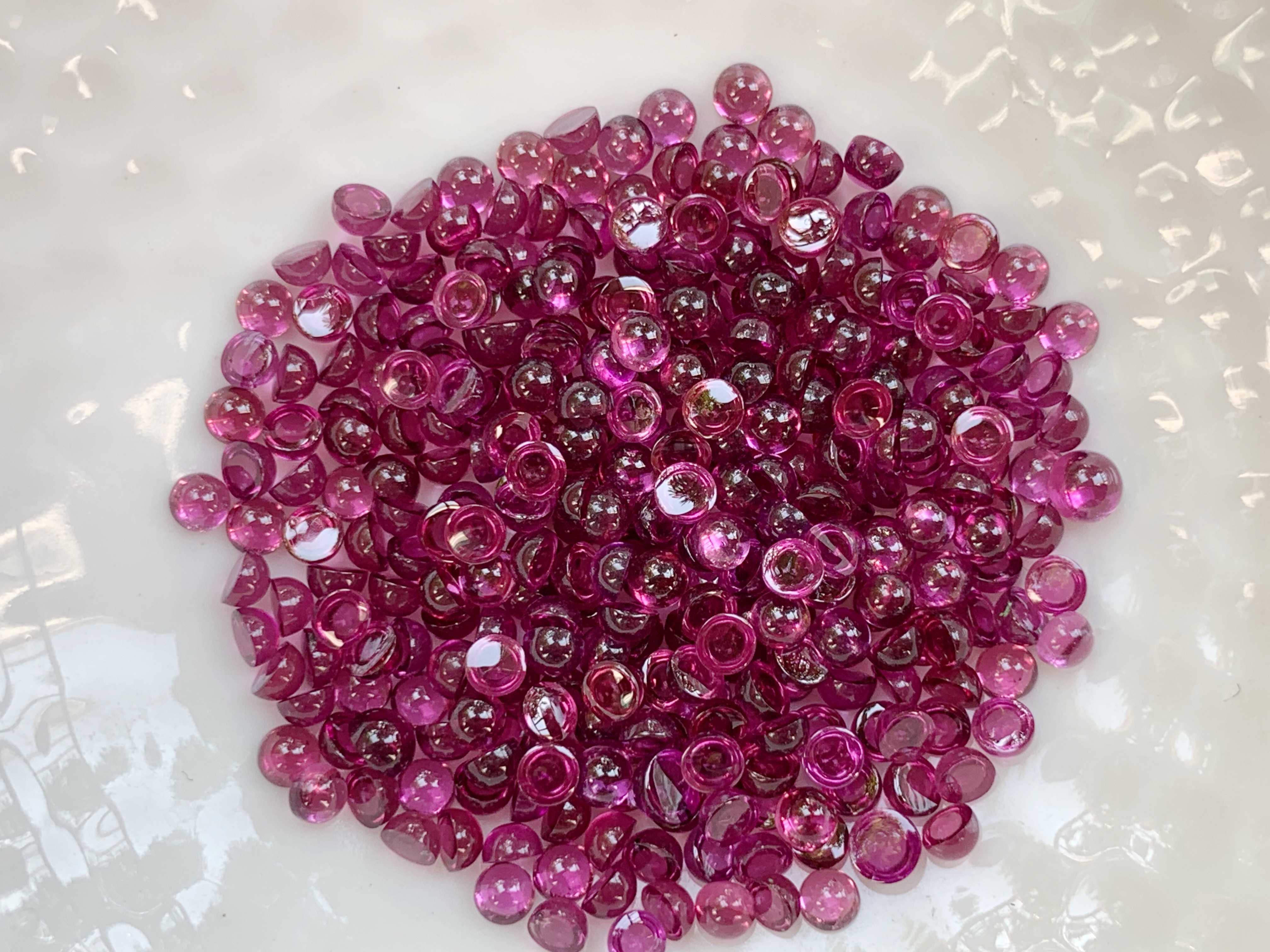 2.5mm. โรโดไลท์กลมหลังเบี้ย กะรัตละ 70฿