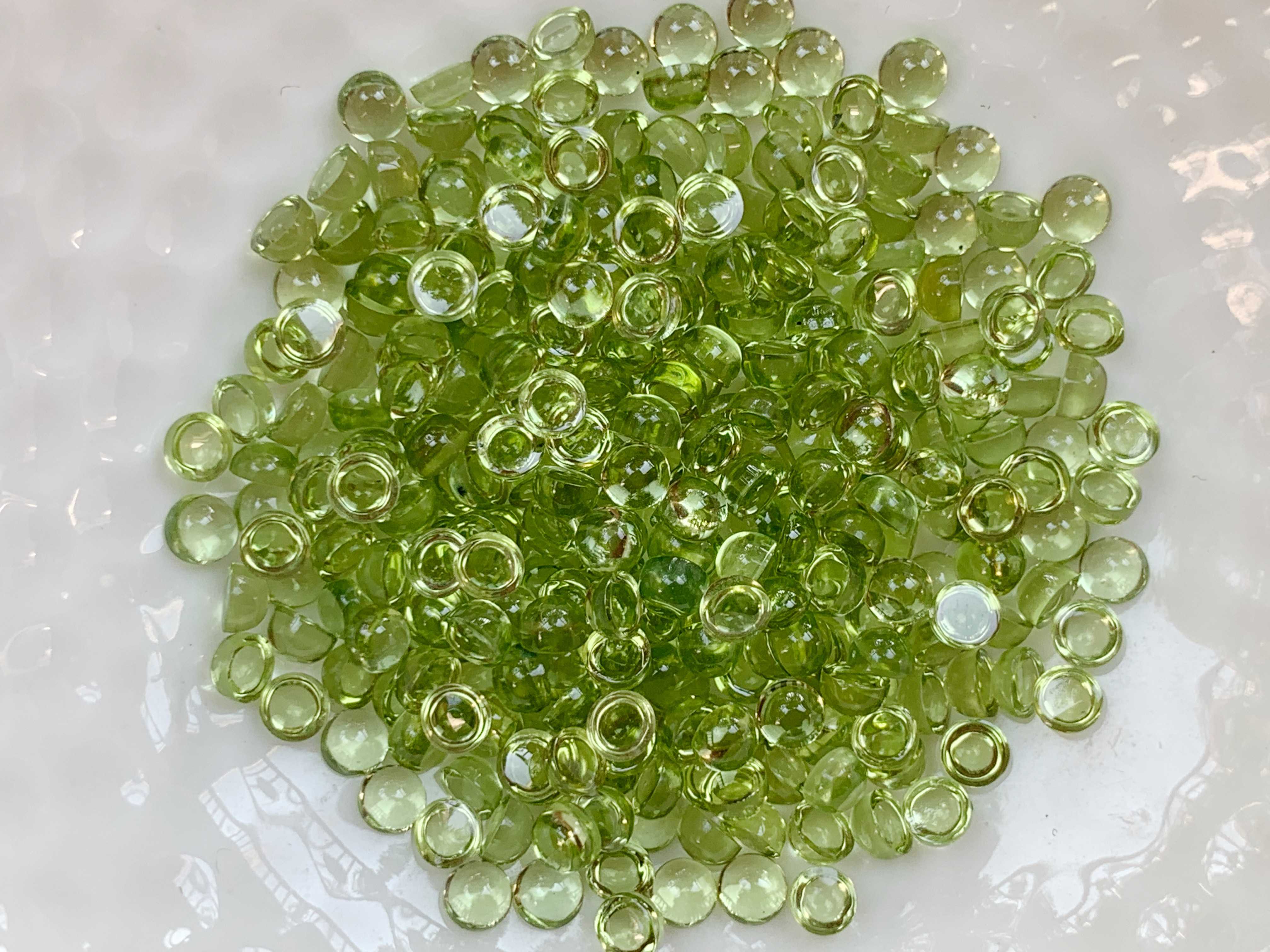 3.0mm. เพอริดอทกลมหลังเบี้ย กะรัตละ 70฿