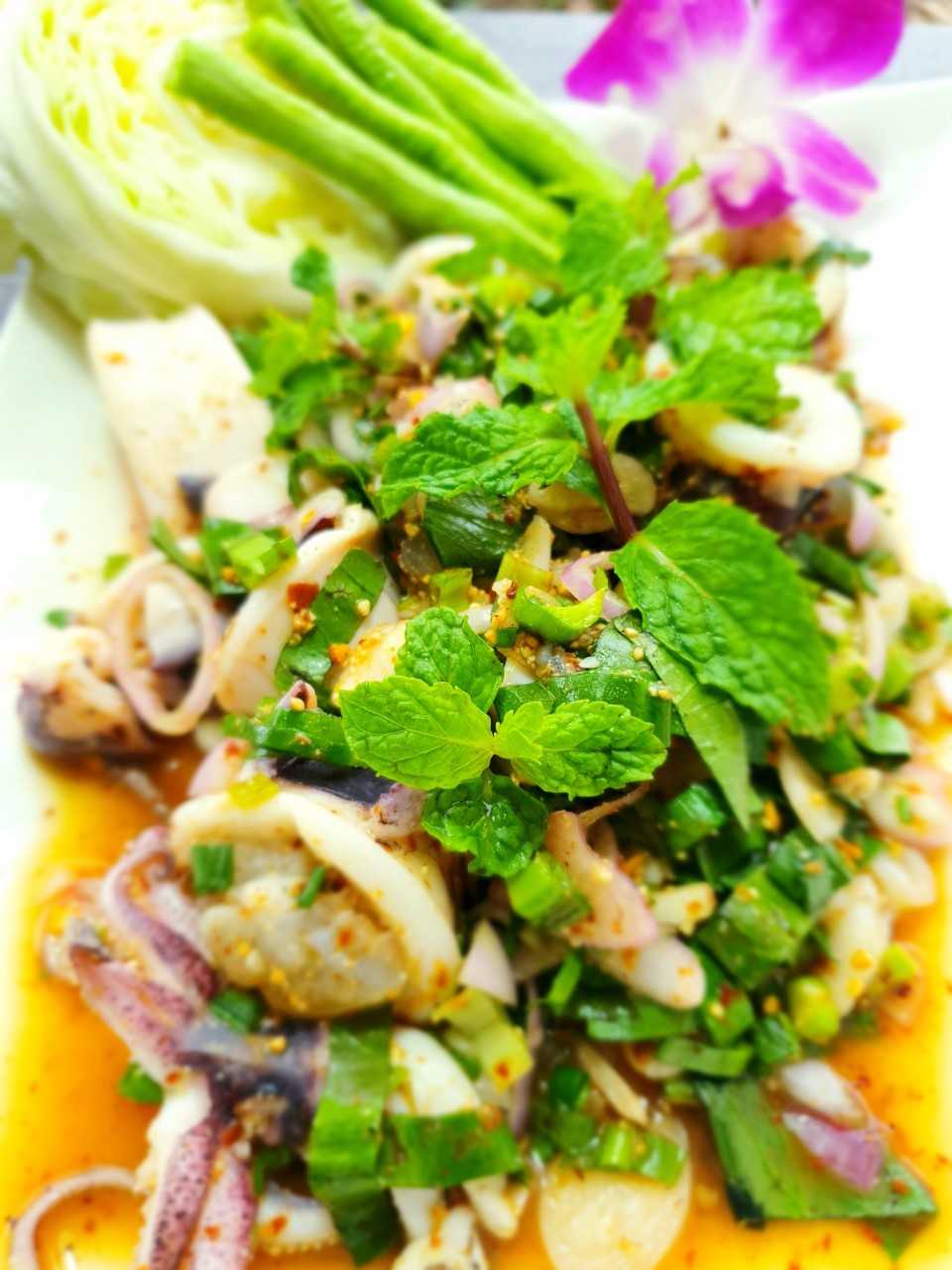 ลาบหมึกไข่