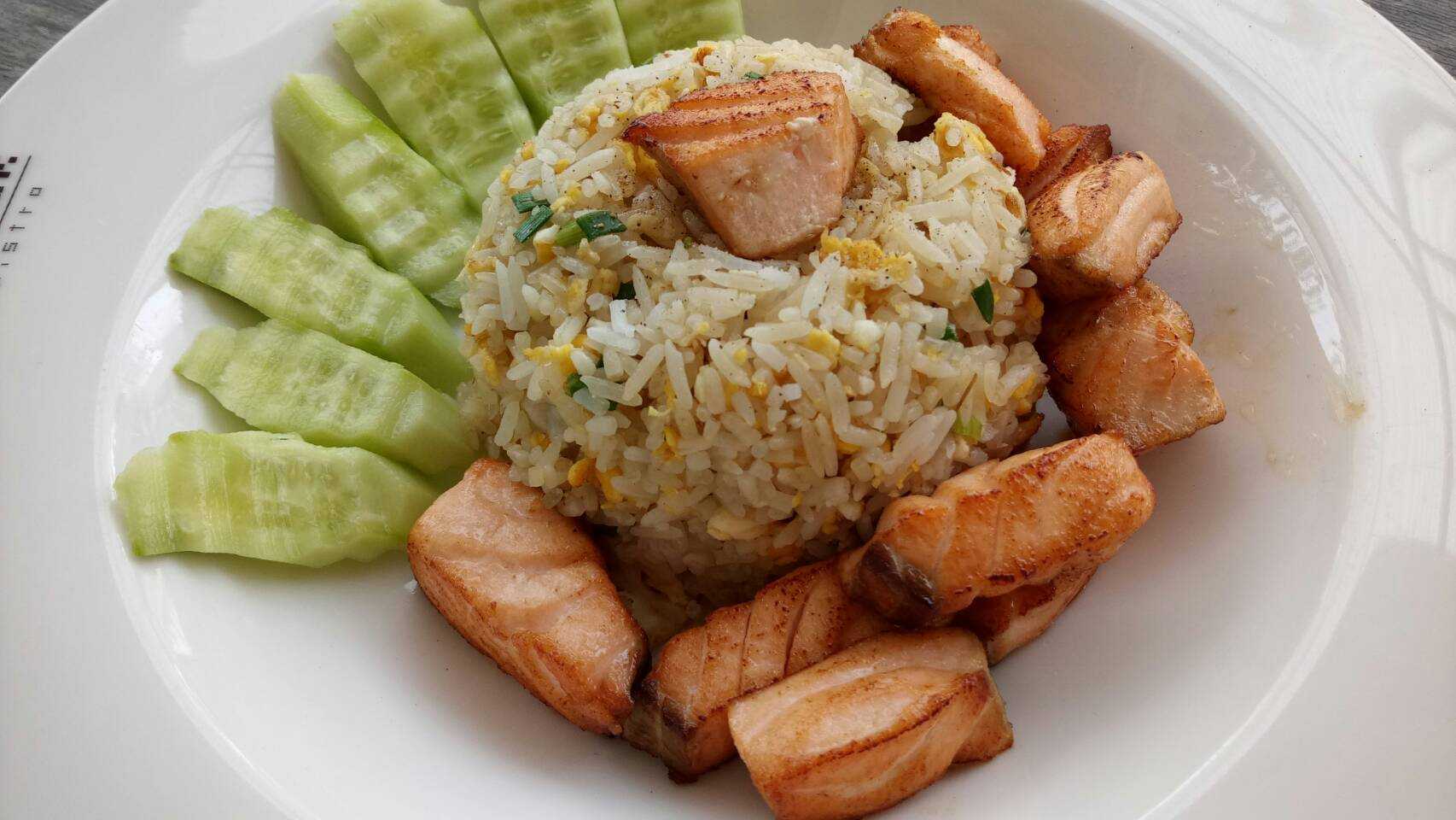 ข้าวผัดปลาแซลมอน
