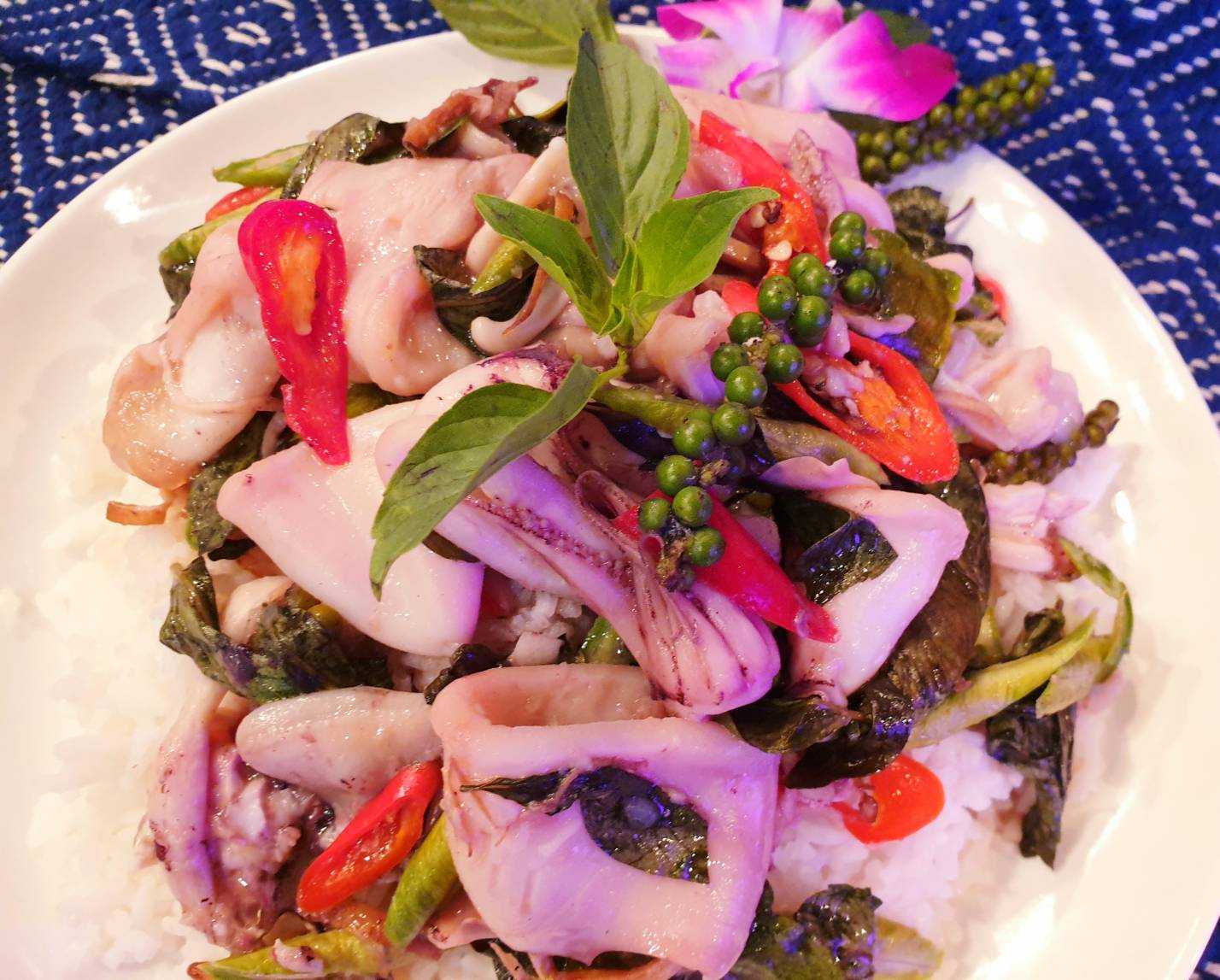 ข้าวผัดฉ่าหมึกไข่หน้าแน่น L