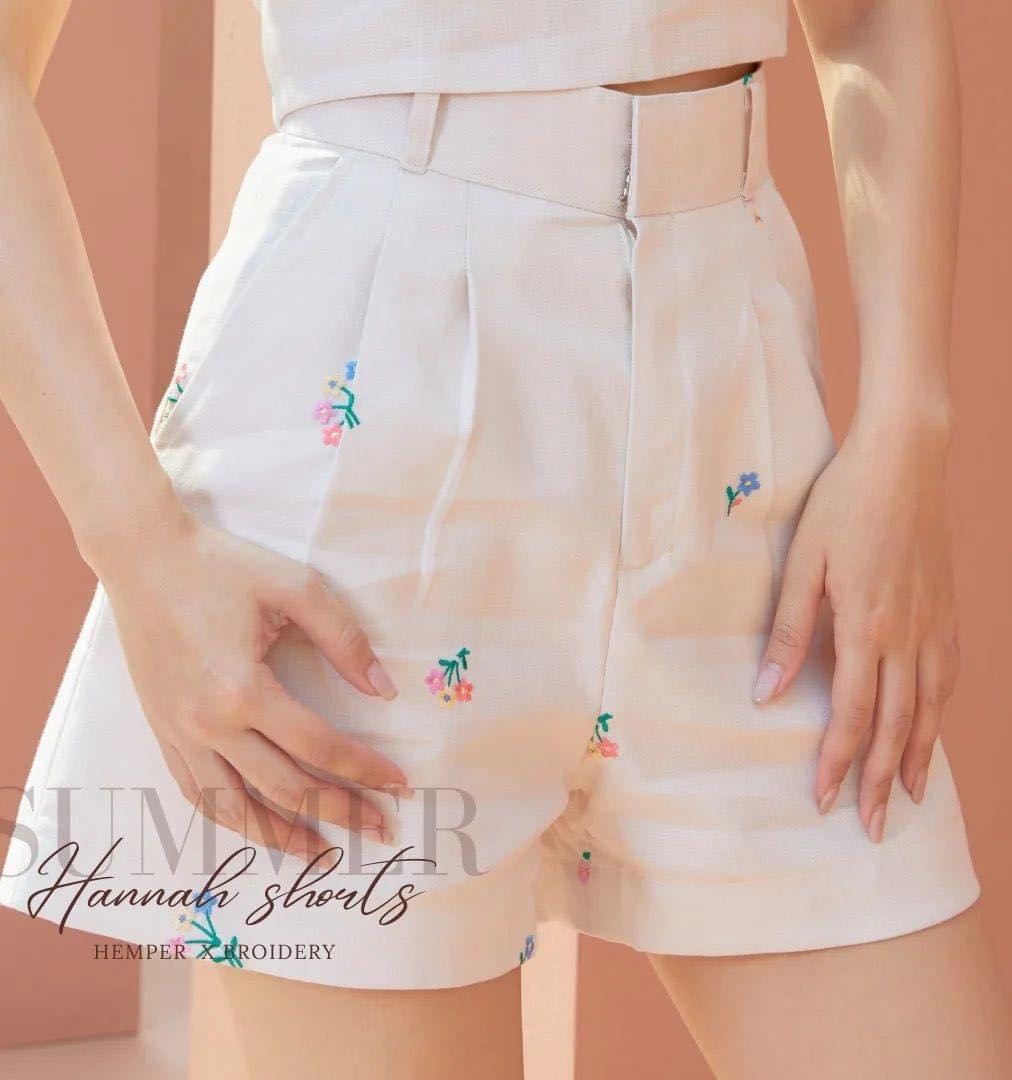 Hannah Short Pant - กางเกงขาสั้นจีบหน้า ลายปักดอกไม้