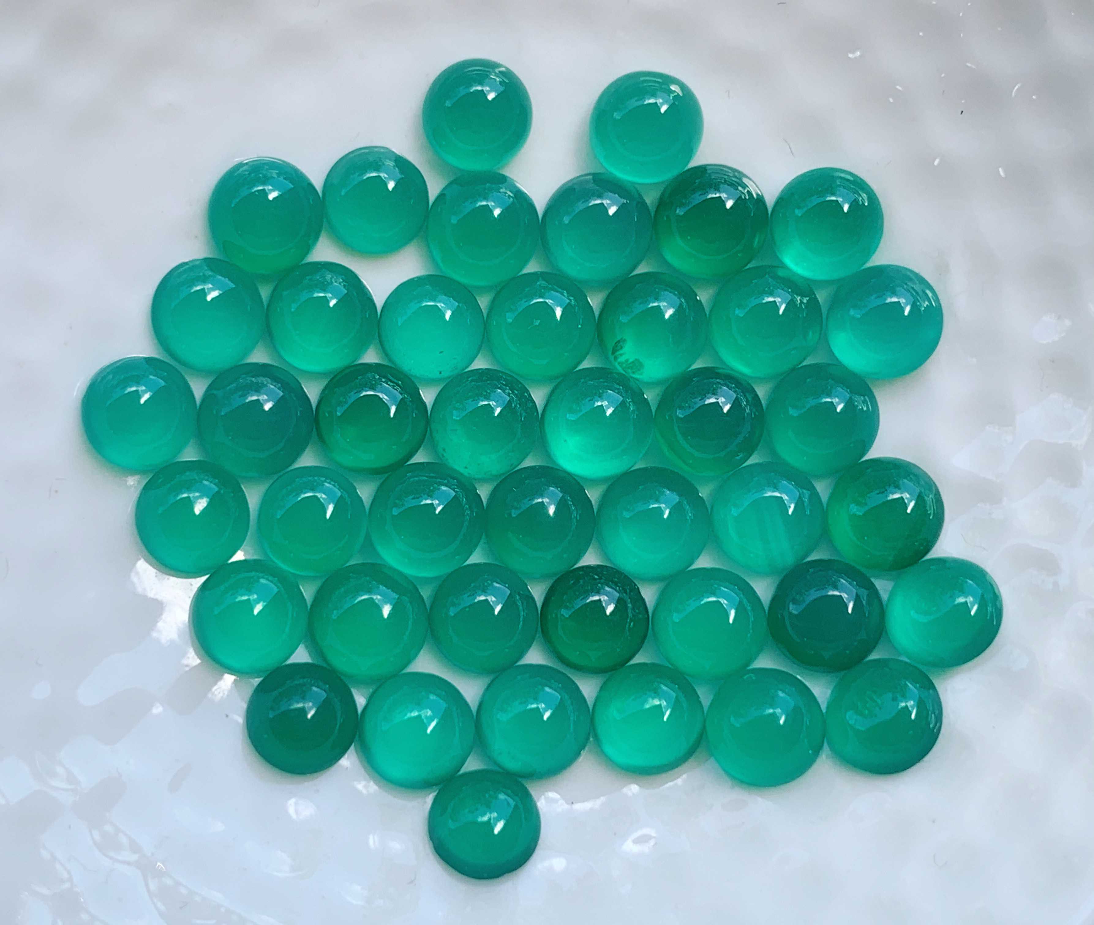 6.0mm. พลอยโมรากลมหลังเบี้ย เม็ดละ 50 บาท