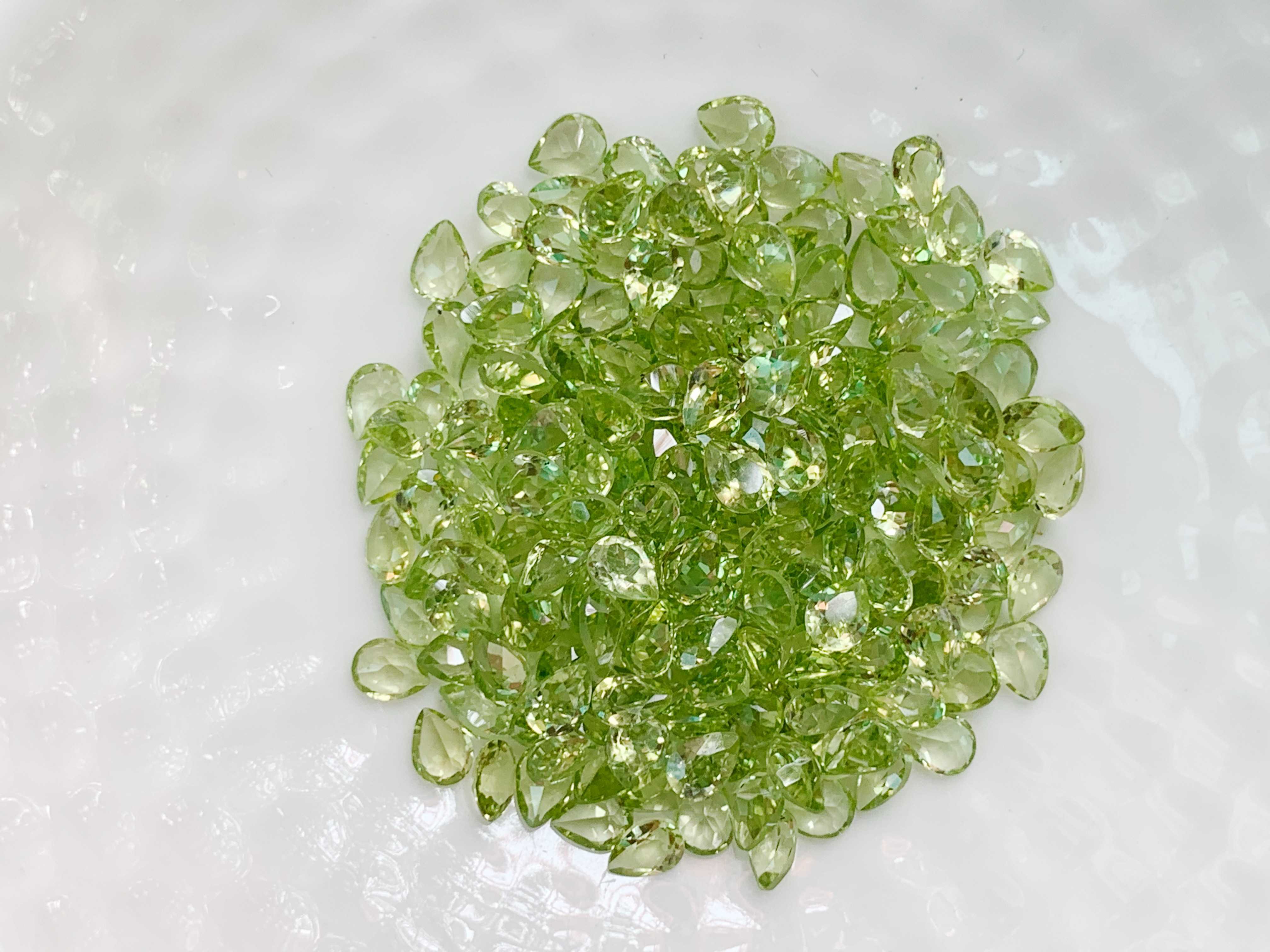 4x3mm. เพอริดอทหยดน้ำ กะรัตละ 70 บาท