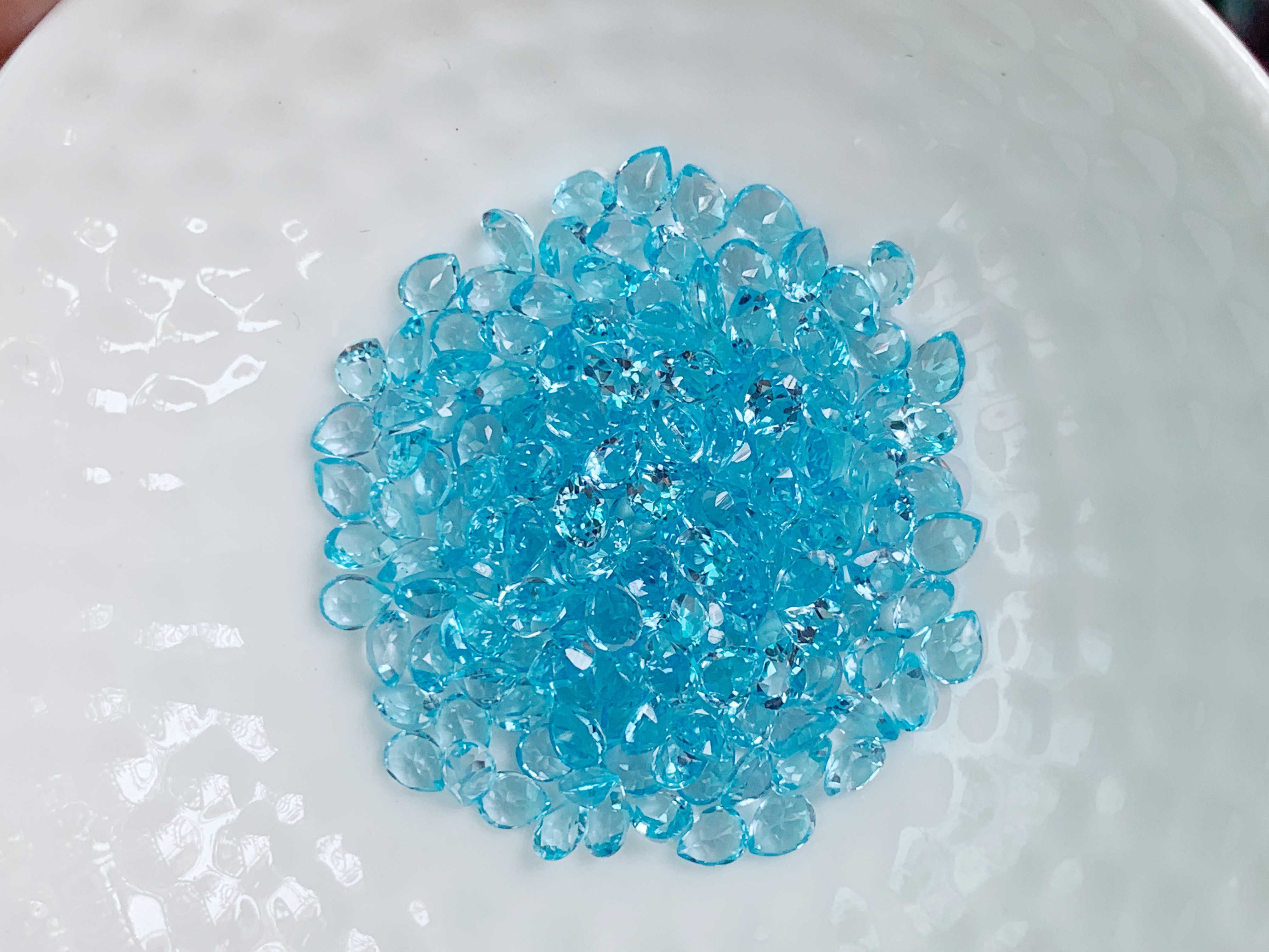 4x3mm. บลูโทปาสหยดน้ำ กะรัตละ 80 บาท
