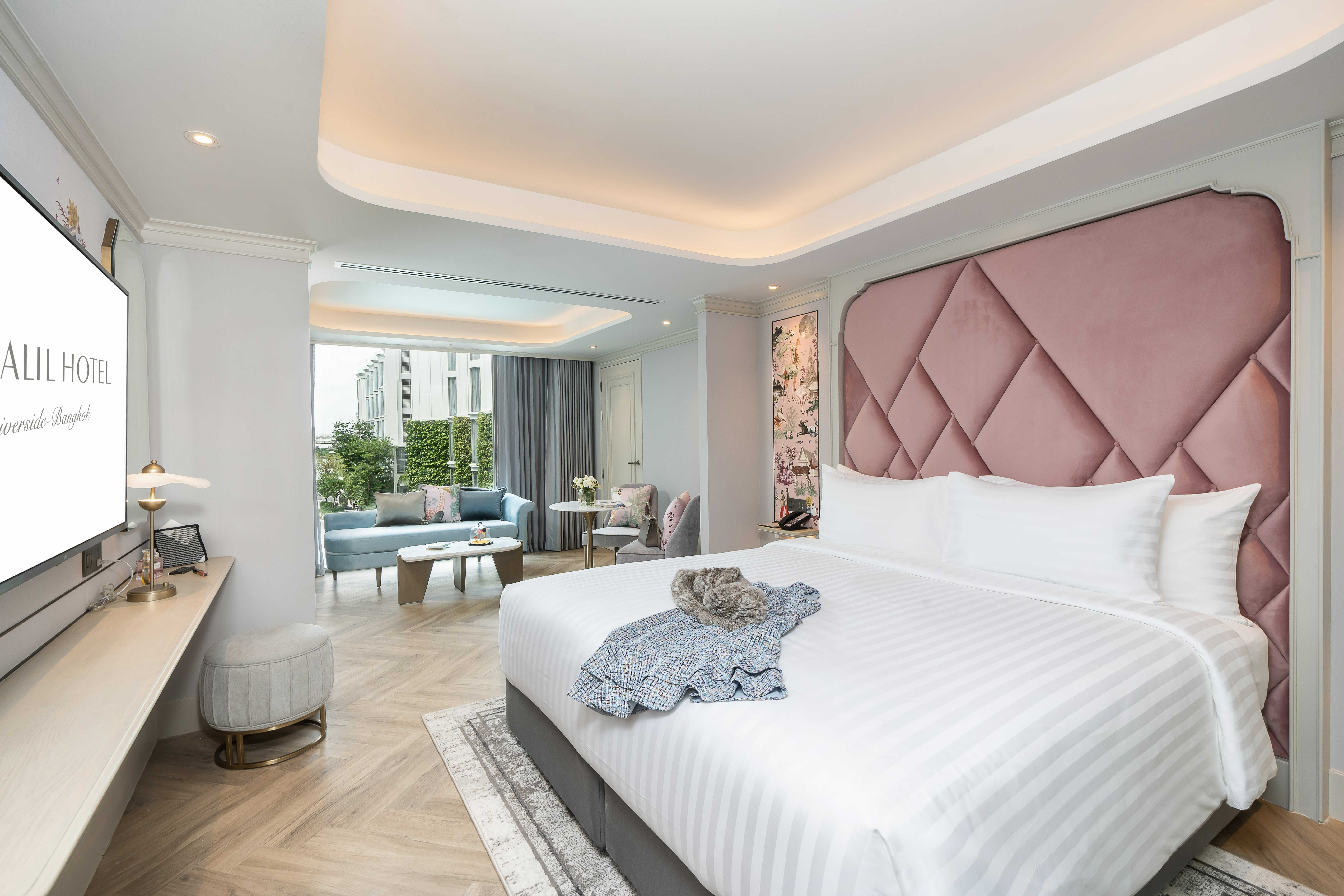 One-Bedroom River View with Breakfast