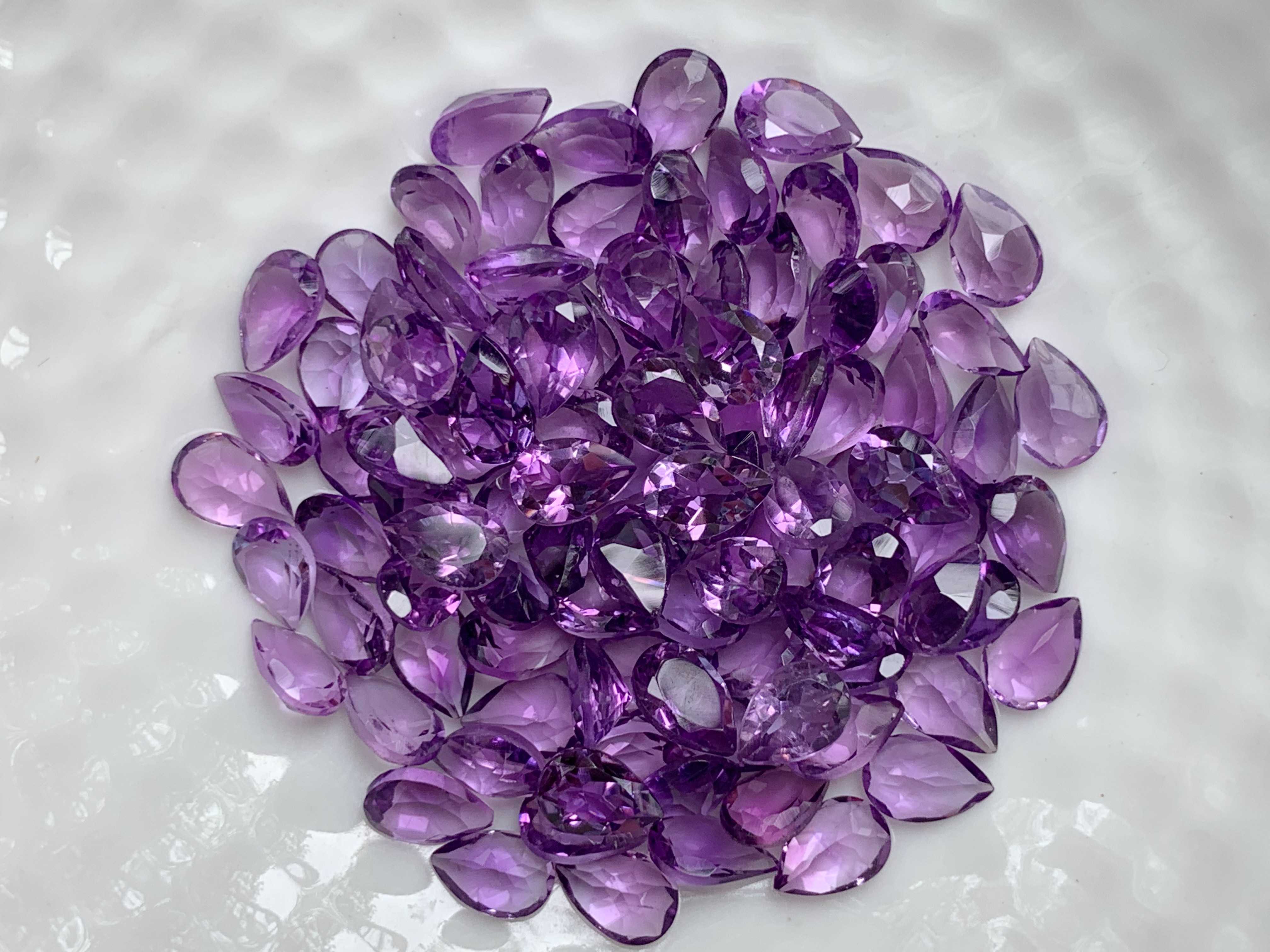 6x4mm. อเมทิสอ่อนหยดน้ำ กะรัตละ 70 บาท
