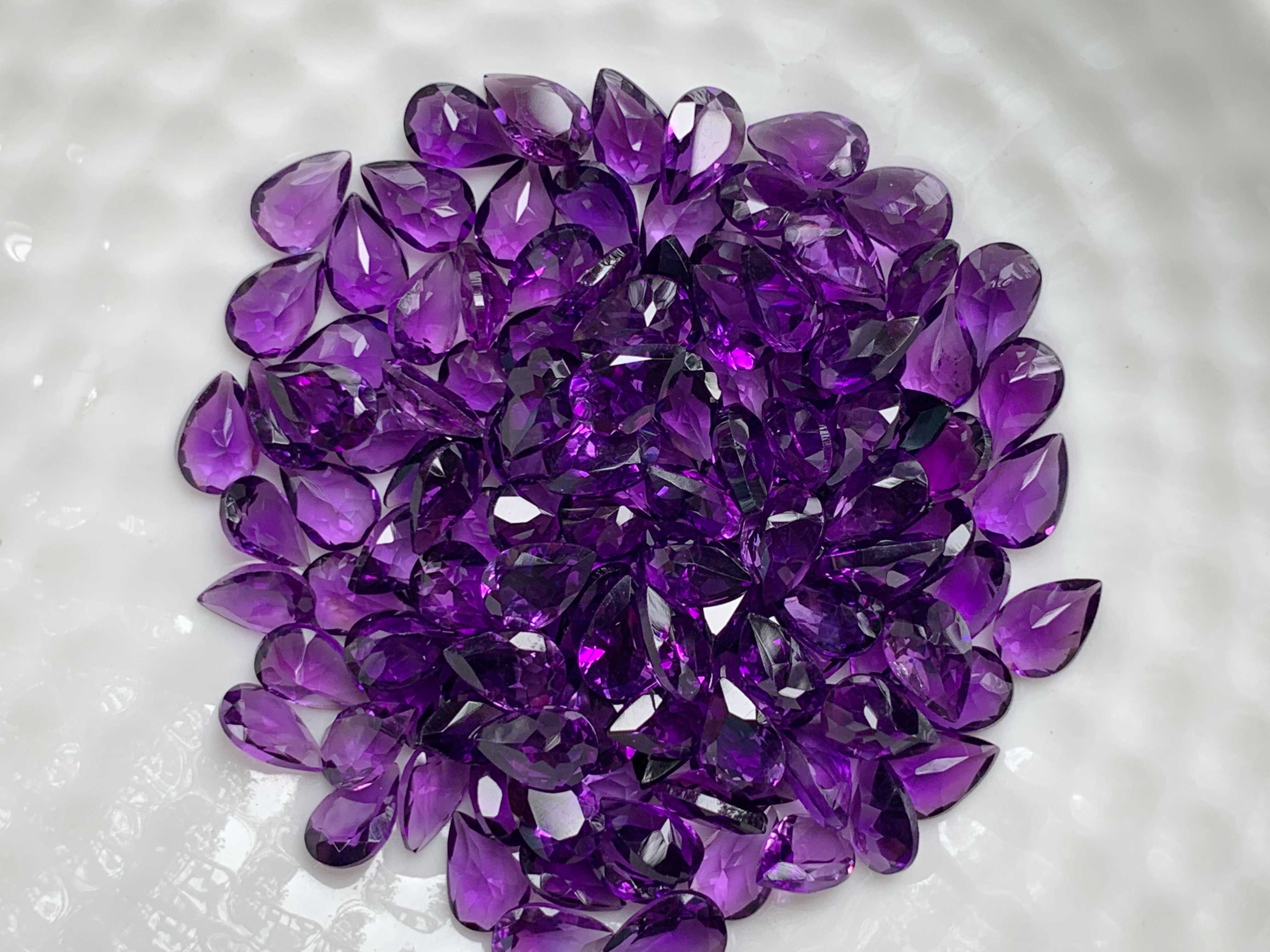 6x4mm. อเมทิสเข้มหยดน้ำ กะรัตละ 80 บาท