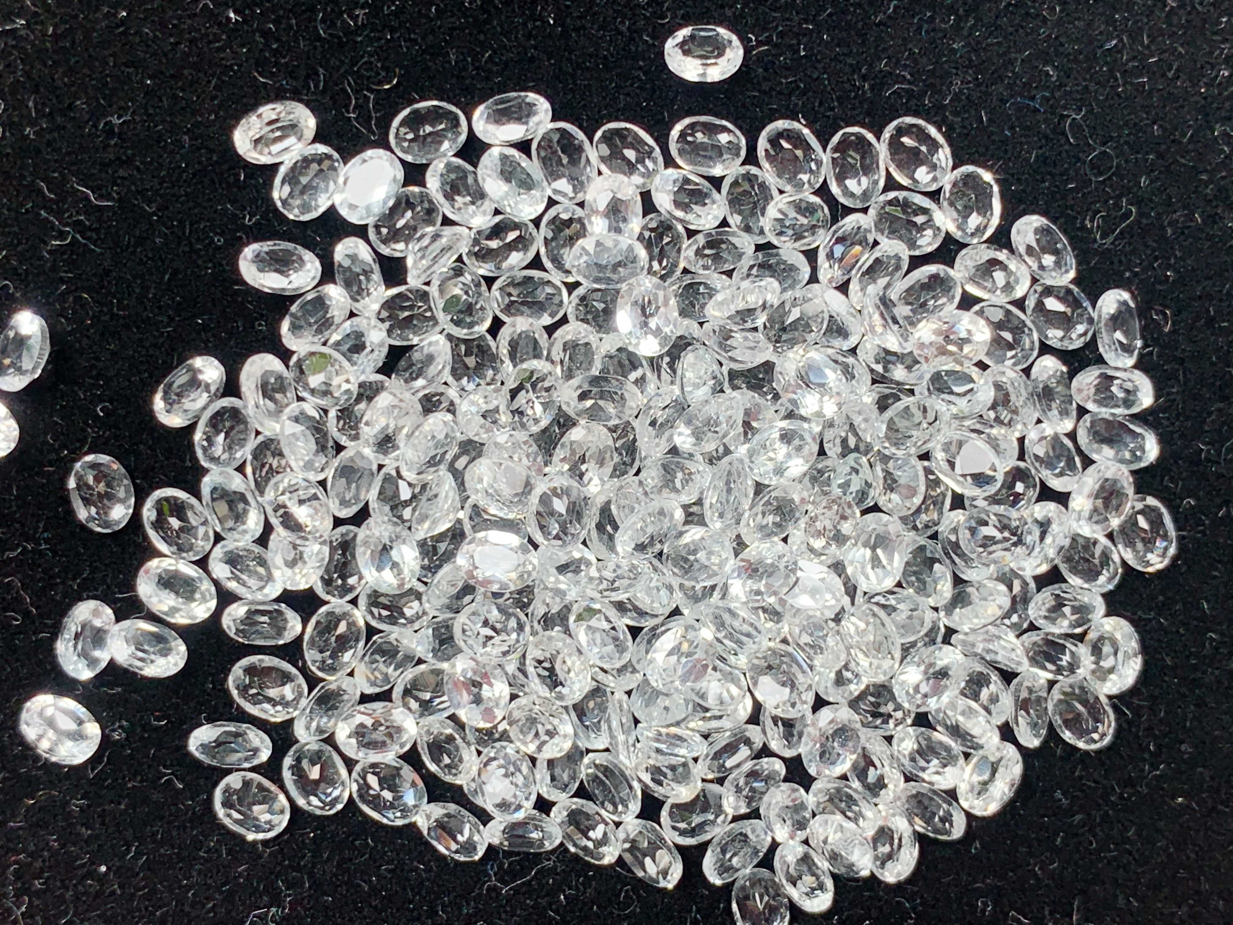 4x3mm. พลอยไวท์โทปาสไข่ ราคากะรัตละ 70 บาท