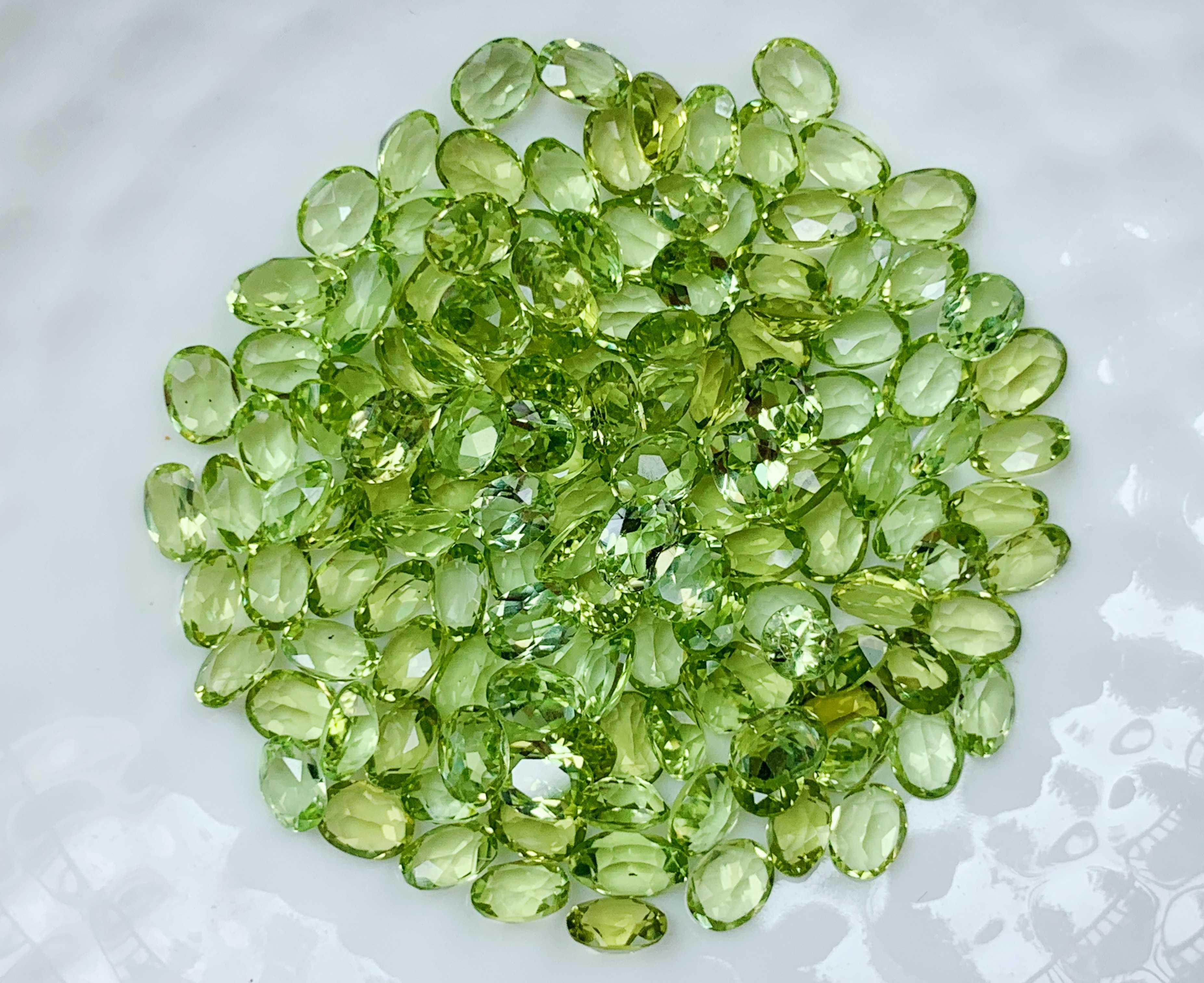 4x3mm. พลอยเพอริดอทไข่ ราคากะรัตละ 70 บาท