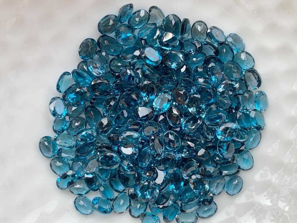 4x3mm. พลอยลอนดอนบลูโทปาสไข่  ราคากะรัตละ 150 บาท