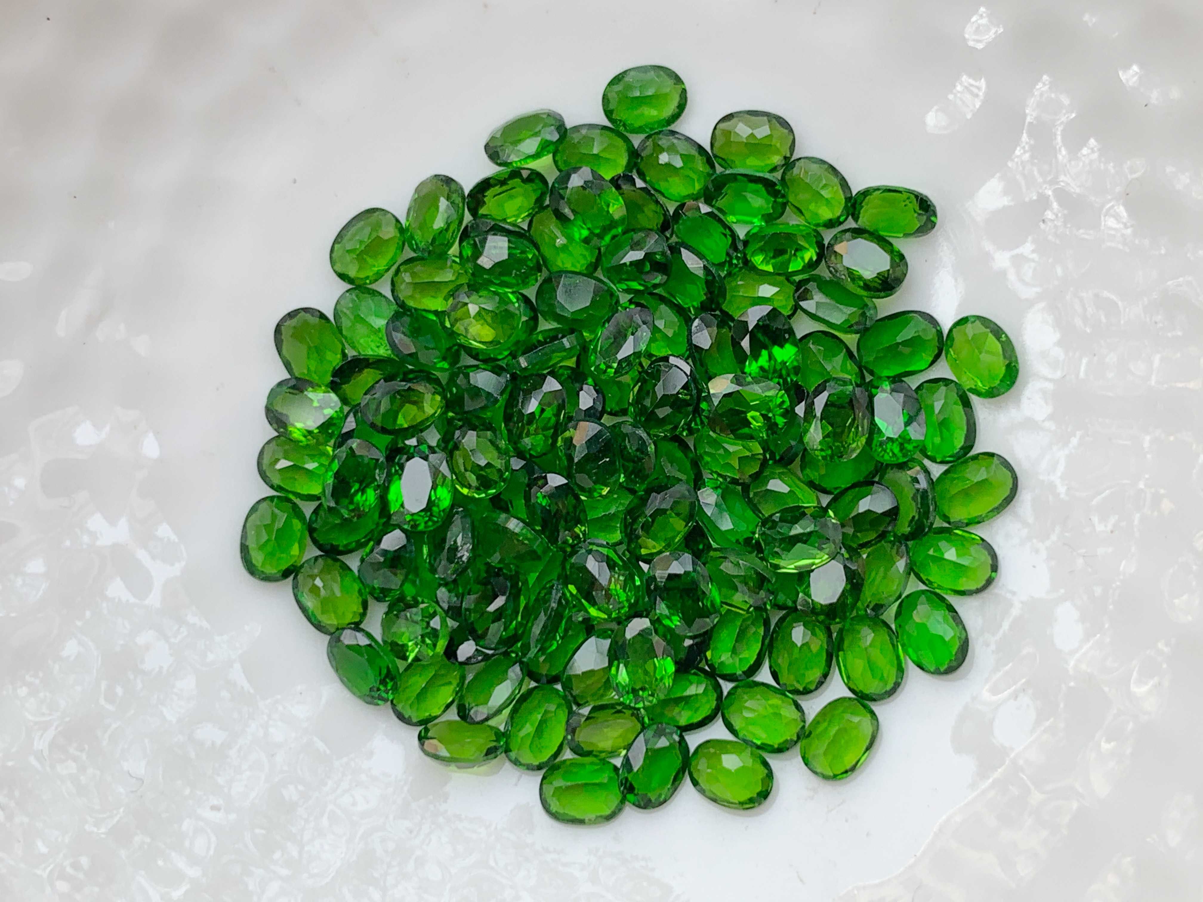 4x3mm. พลอยโครมไดออฟไซด์ไข่ ราคากะรัตละ 180฿