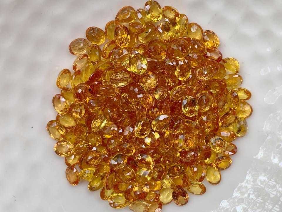 4x3mm. พลอยบุษราคัม สีเหลืองไข่ ราคากะรัตละ 300 บาท