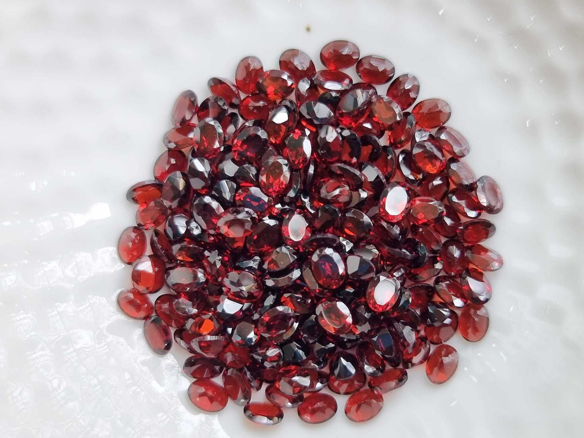 4x3mm. พลอยโกเมนไข่ ราคากะรัตละ 70 บาท