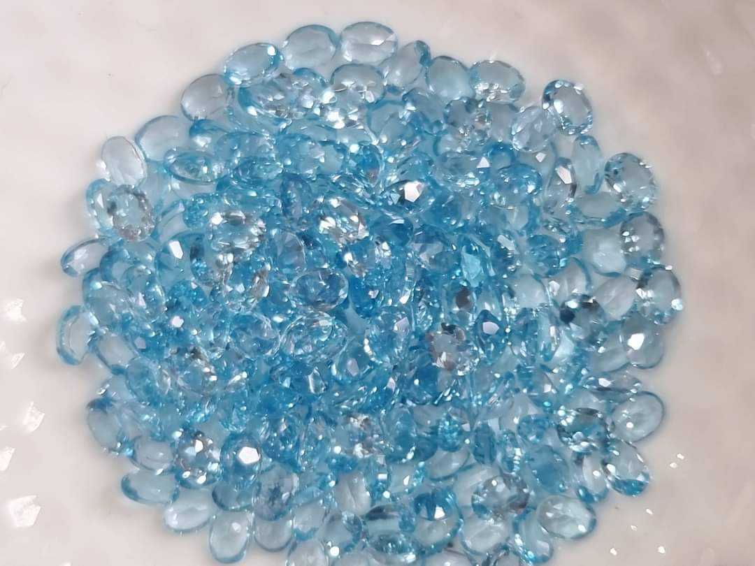 4x3mm. สวิสบลูโทปาสไข่ กะรัตละ 80 บาท