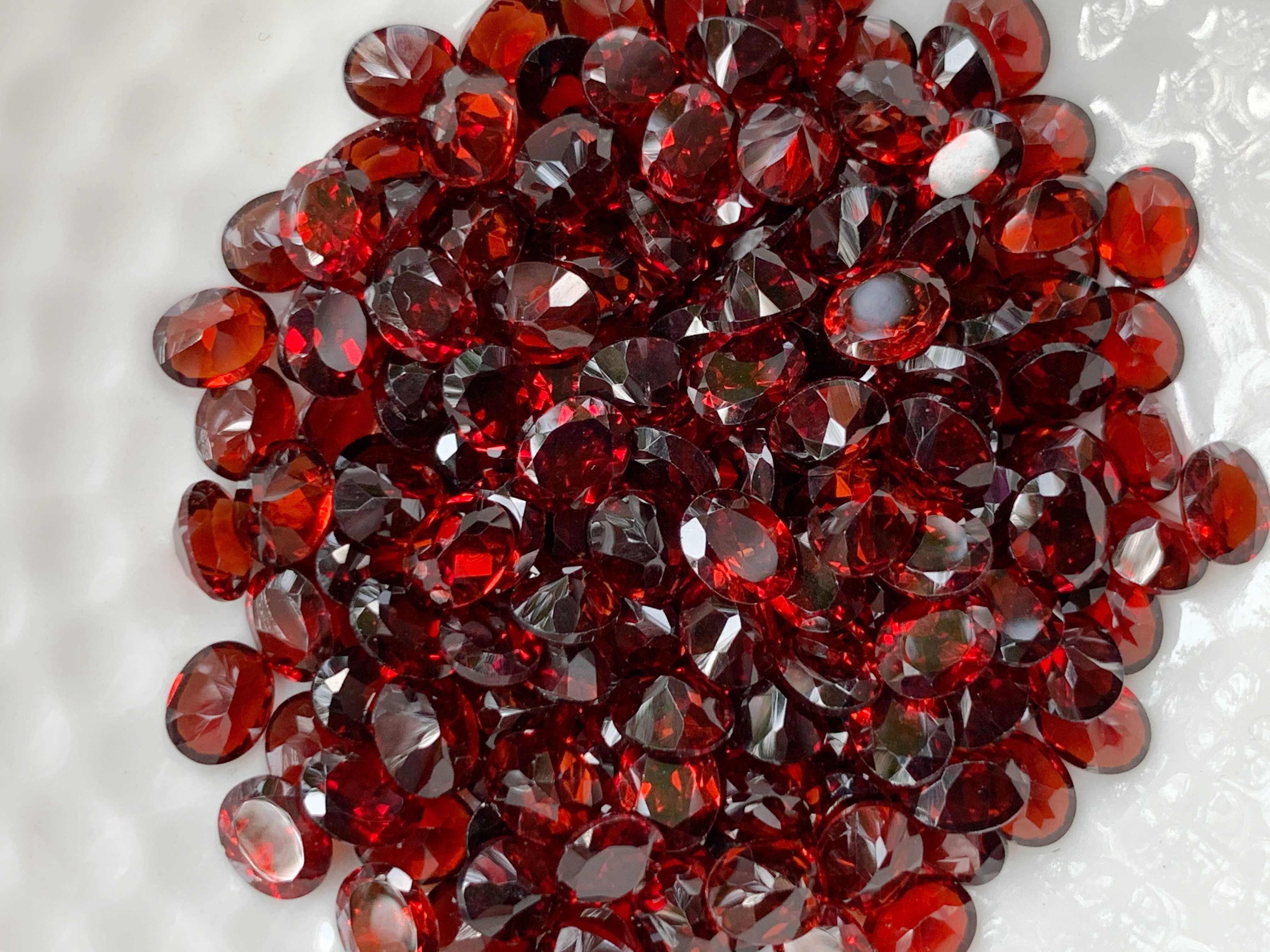 5x4mm. พลอยโกเมนไข่ ราคากะรัตละ 70 บาท