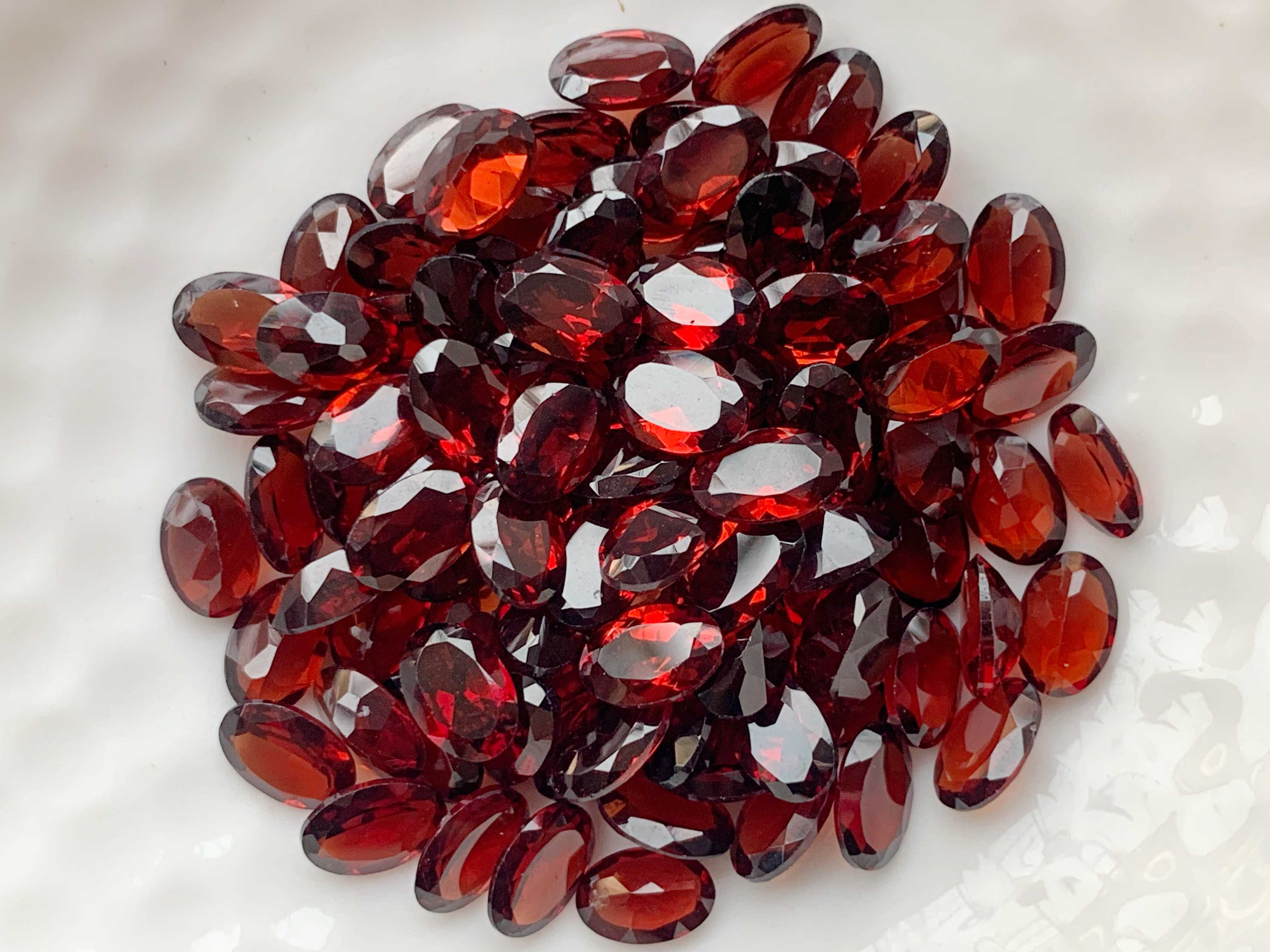 6x4mm. พลอยโกเมน ทรงไข่ ราคากะรัตละ 70 บาท