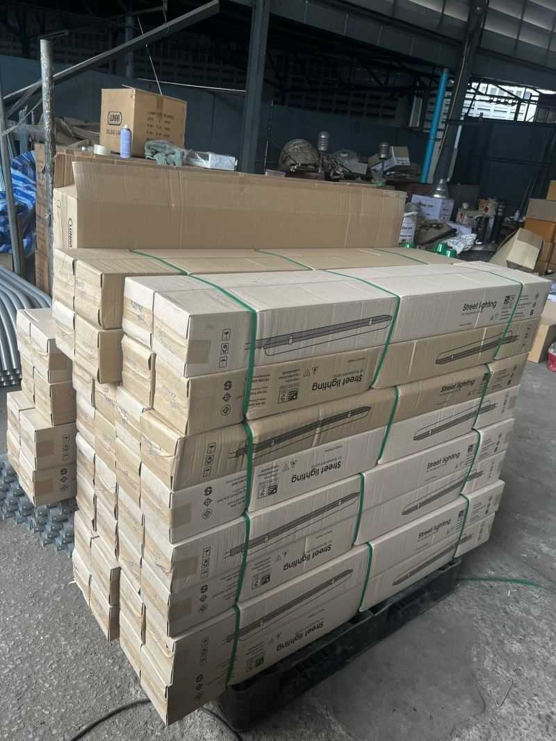 โคมถนนอลูมิเนียมปั๊มรุ่นยาวการไฟฟ้า เฉพาะโคม 2X20W  จำนวน  50 โคม
