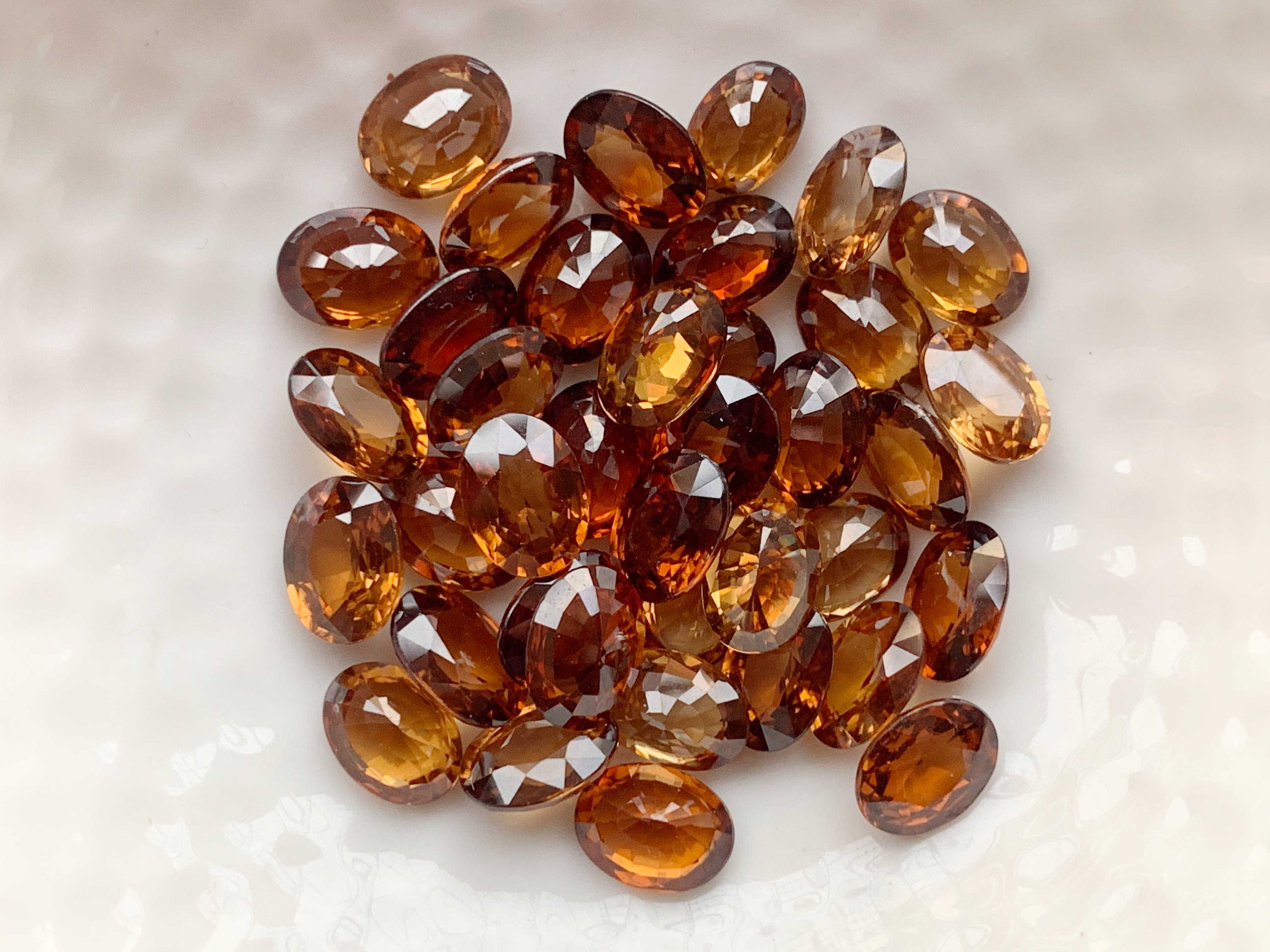 8x6mm. เพทายดิบไข่ เม็ดละ 390 บาท