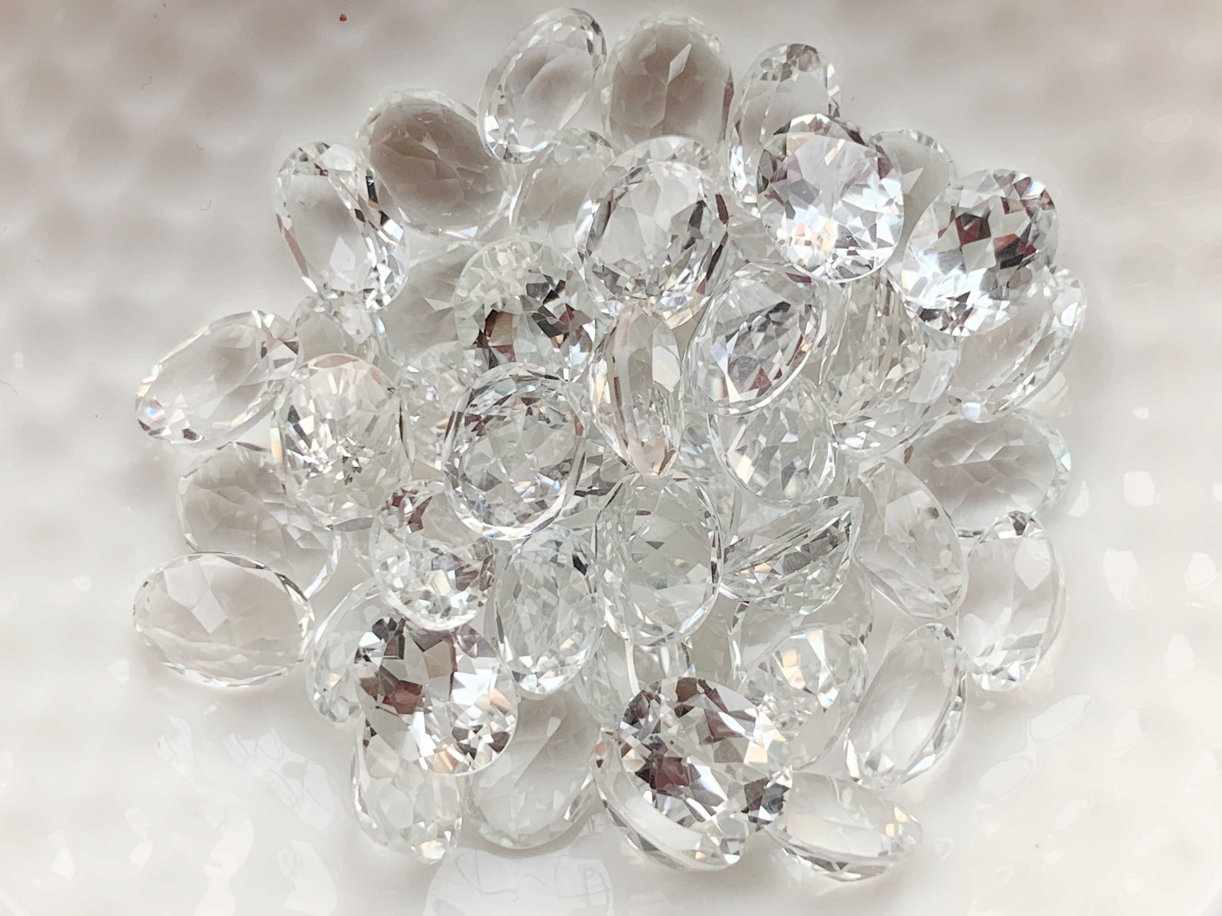 9x7mm. พลอยไวท์โทปาสไข่ ราคาเม็ดละ 170 บาท