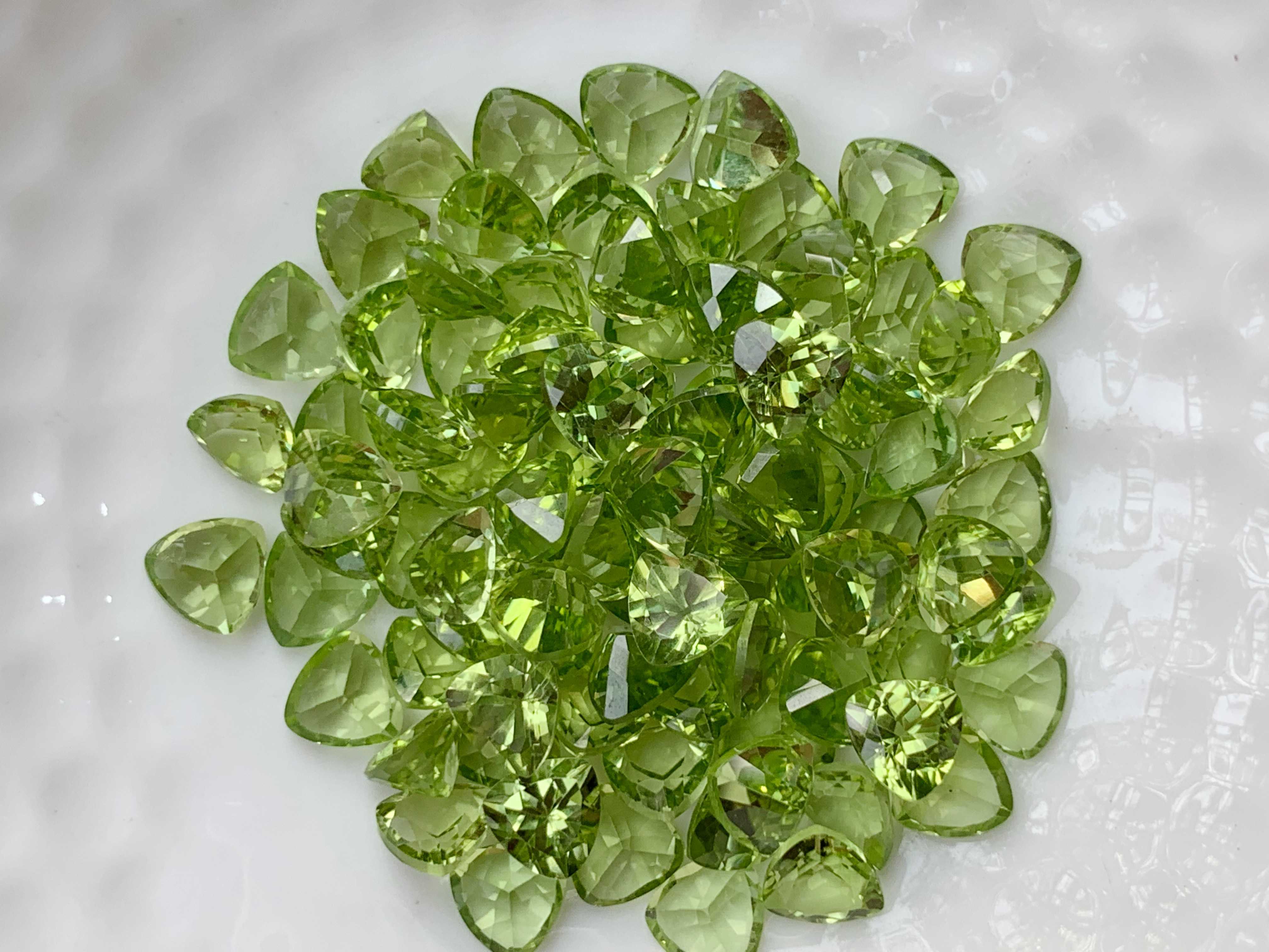 5x5mm. เพอริดอทสามเหลี่ยม กะรัตละ 70 บาท