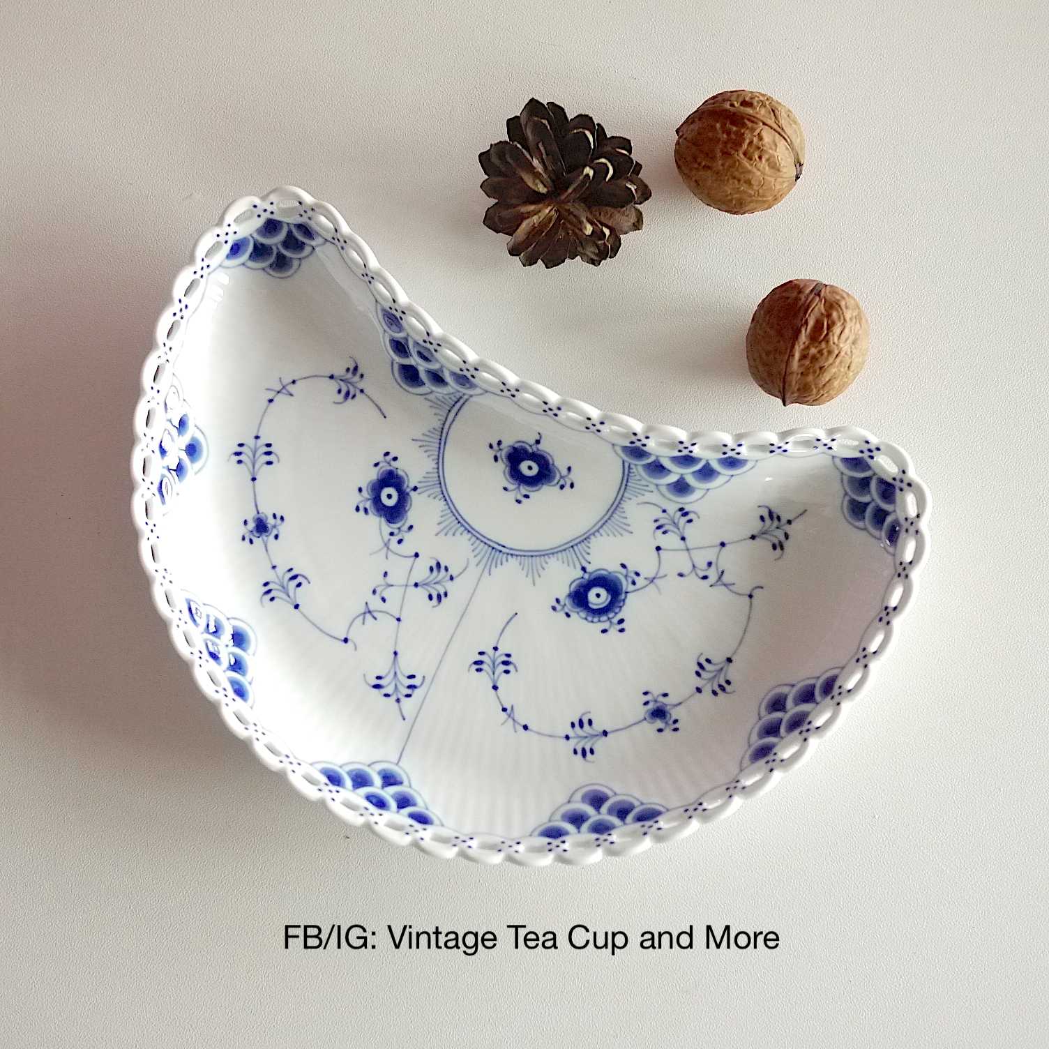 จานพระจันทร์เสี้ยว Royal Copenhagen BLUE FLUTED FULL LACE