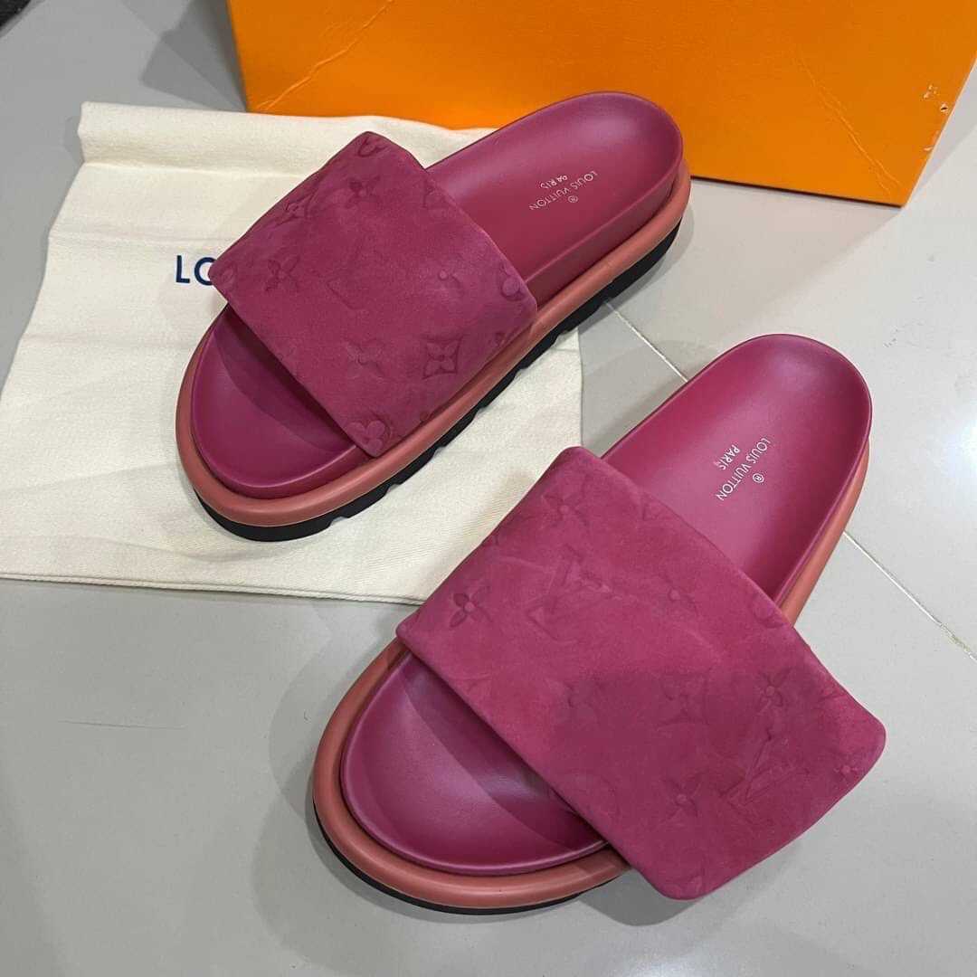 LOUIS VUITTON POOL PILLOW COMFORT SLIDE SANDALS รองเท้าแตะแบบสวม แบรนด์หลุยส์วิตตอง