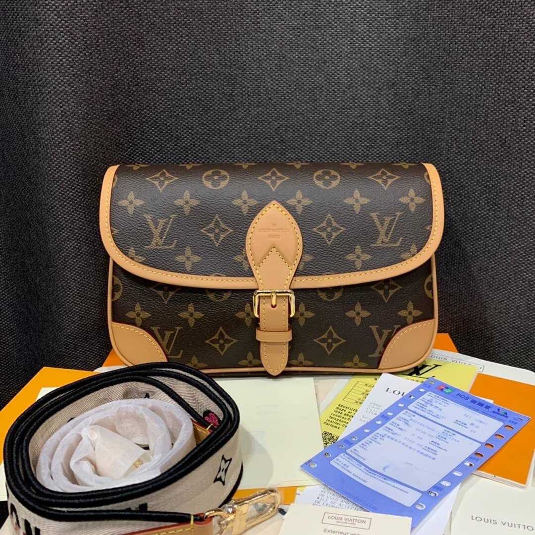 LOUIS VUITTON DIANE BAG WITH STRAP กระเป๋าสะพายไหล่ แบรนด์หลุยส์วิตตอง สีน้ำตาล