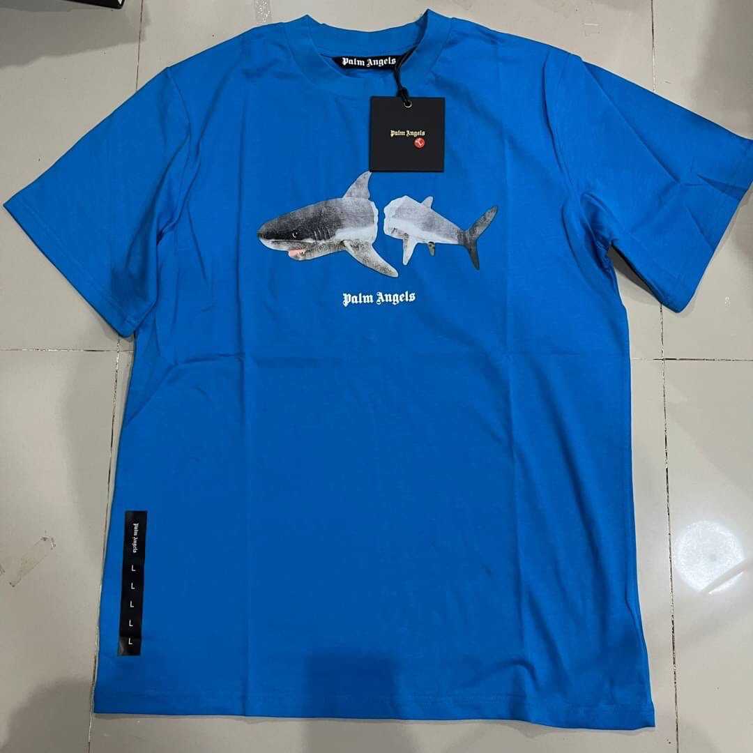 PALM ANGELS COTTON KILL THE SHARK PRINT T-SHIRT IN BLUE เสื้อยืดคอกลปาล์มแองเจิล ฉลาม