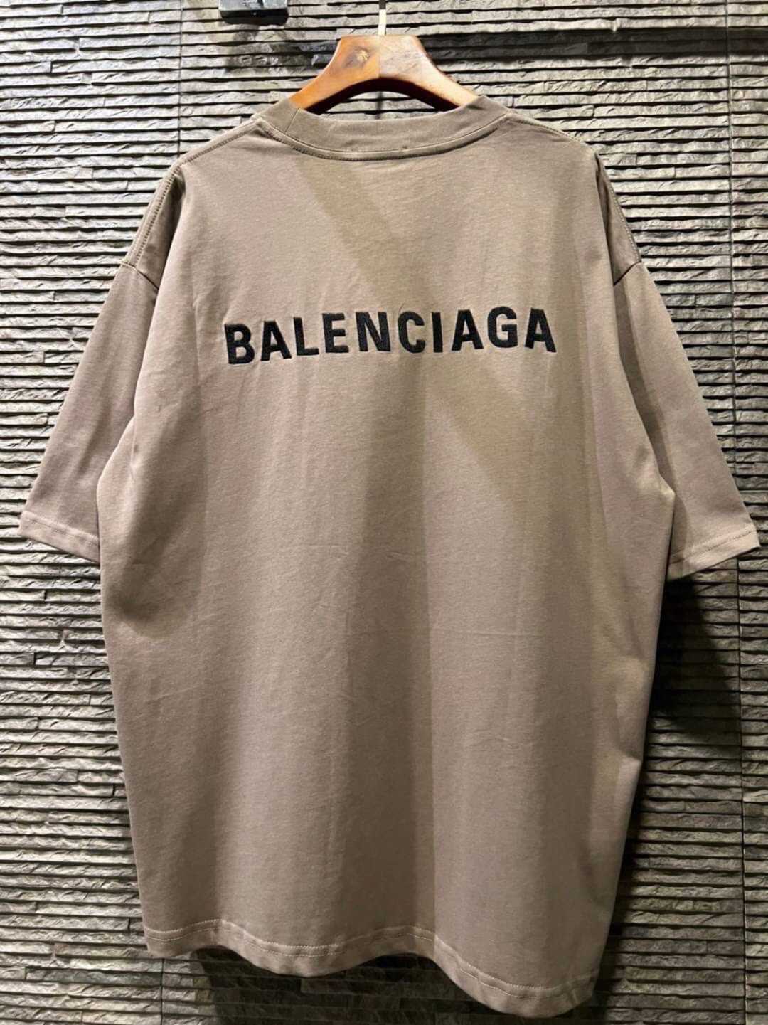 BALENCIAGA BACK LOGO PRINT COTTON T-SHIRT เสื้อยืดคอกลมแขนสั้น แบรนด์บาลองเซียก้า ปักตัวหนังสือโลโก้