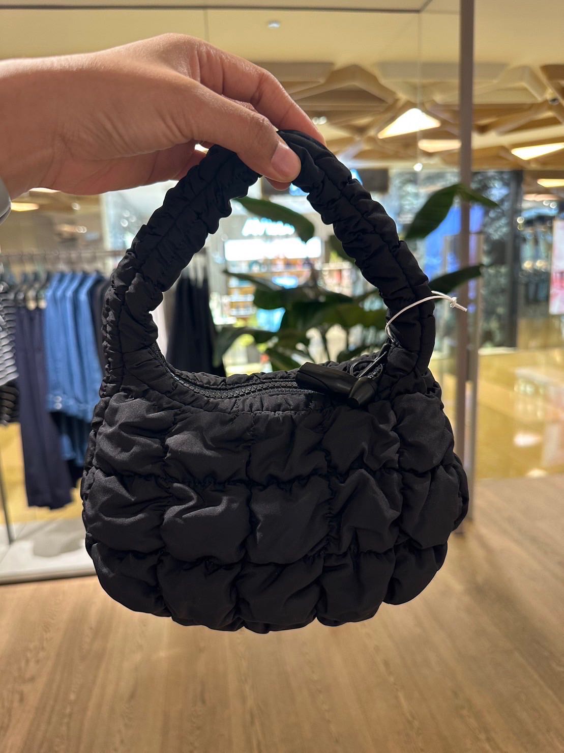 พร้อมส่ง COS Quilted Micro Bag