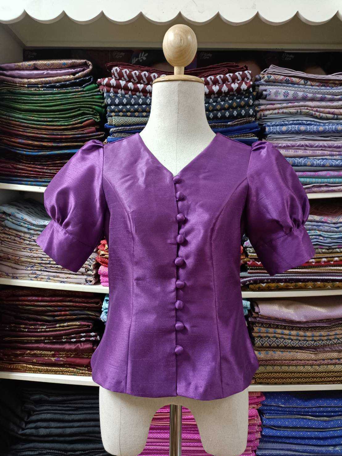 เสื้อไหมสี่เส้น แขนตุ๊ก คอวี กระดุมหน้า ทรงสวยใส่แมชกับผ้าถุง หรือกางเกงทำงาน ออกอีเว้นท์