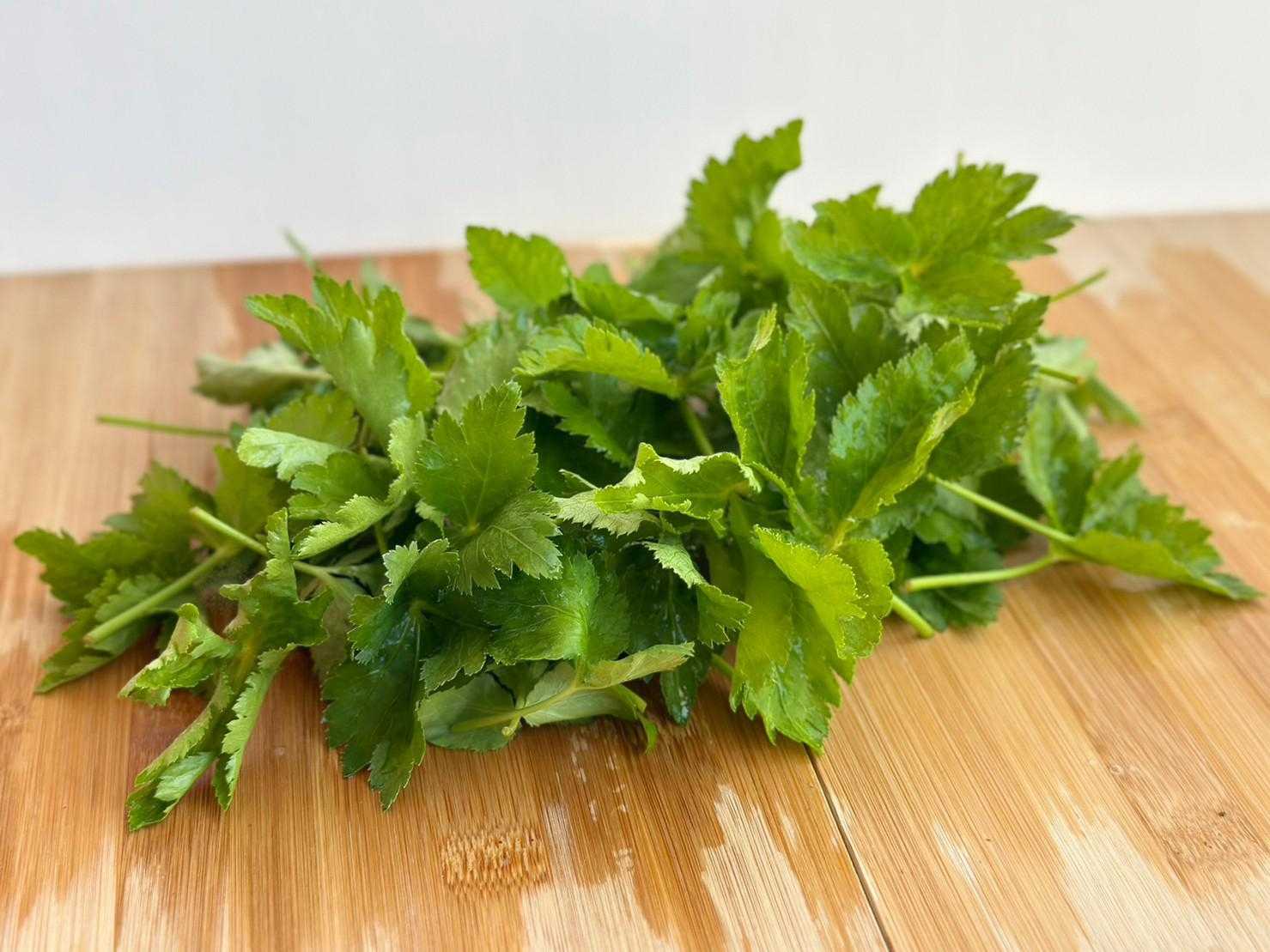 มิซึบะออร์แกนิค (ตามฤดูกาล) 100ก.  / 三つ葉 Organic Mitsuba (Seasonal) 100g.