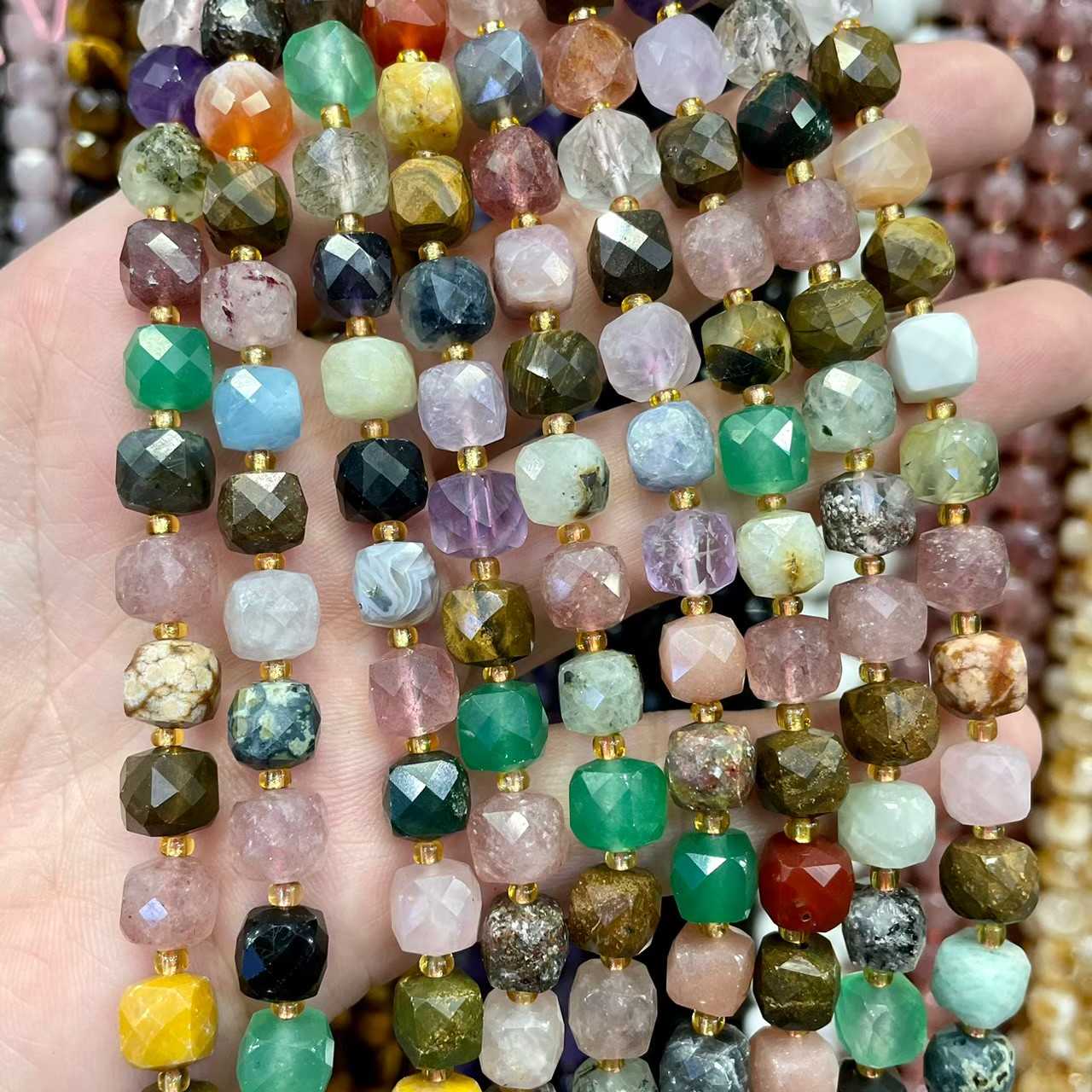 หินรวมสี(mixed stones) ทรงลูกบาศก์ 8x8 mm เจียเหลี่ยม เส้นยาว