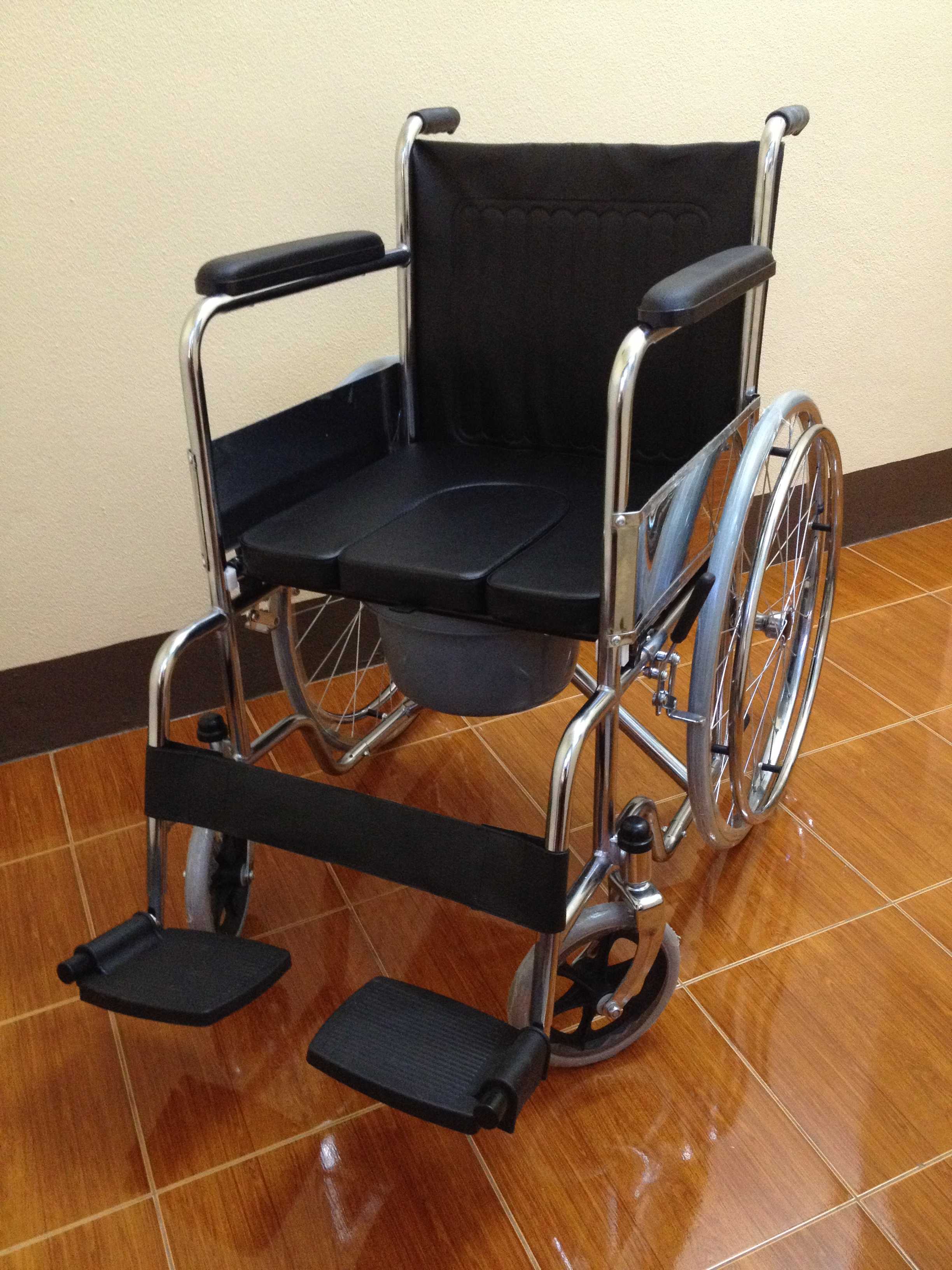 KC003-FS609U รถเข็นนั่งถ่าย พับได้ เบาะดึงตรงกลางได้ เหล็กชุบโครเมี่ยม ซี่ลวด เบาะหนัง (ส่งฟรี)