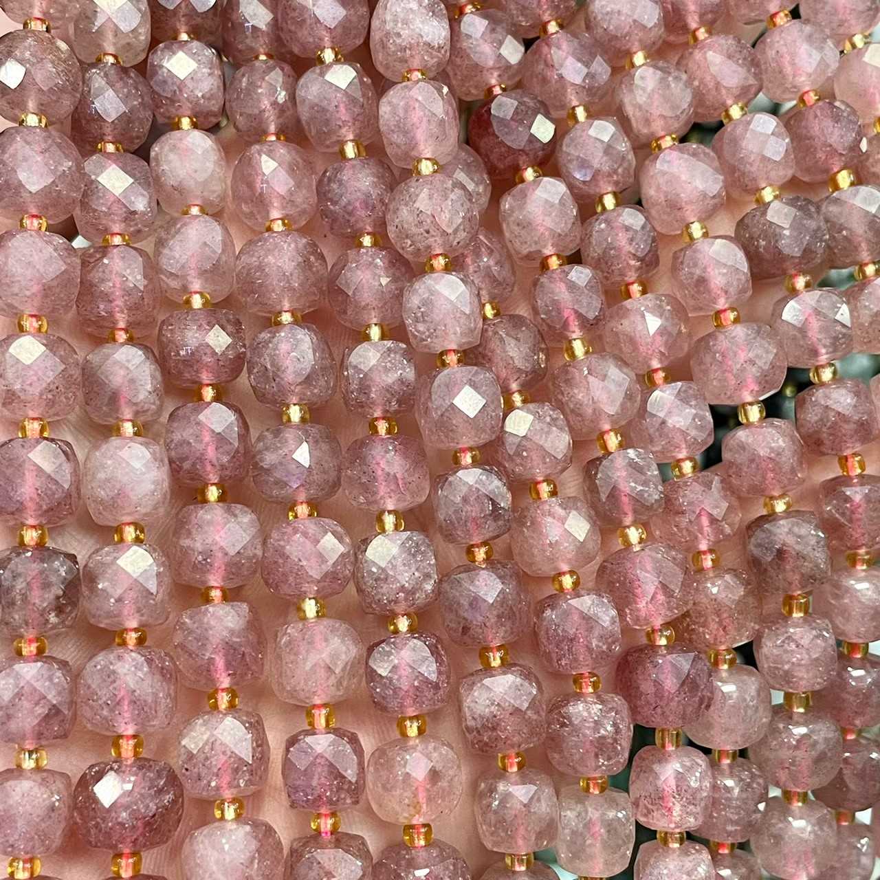 สตอเบอรี่ ควอตซ์ (Strawberry Quartz) ทรงลูกบาศก์ 8x8 mm เจียเหลี่ยม เส้นยาว